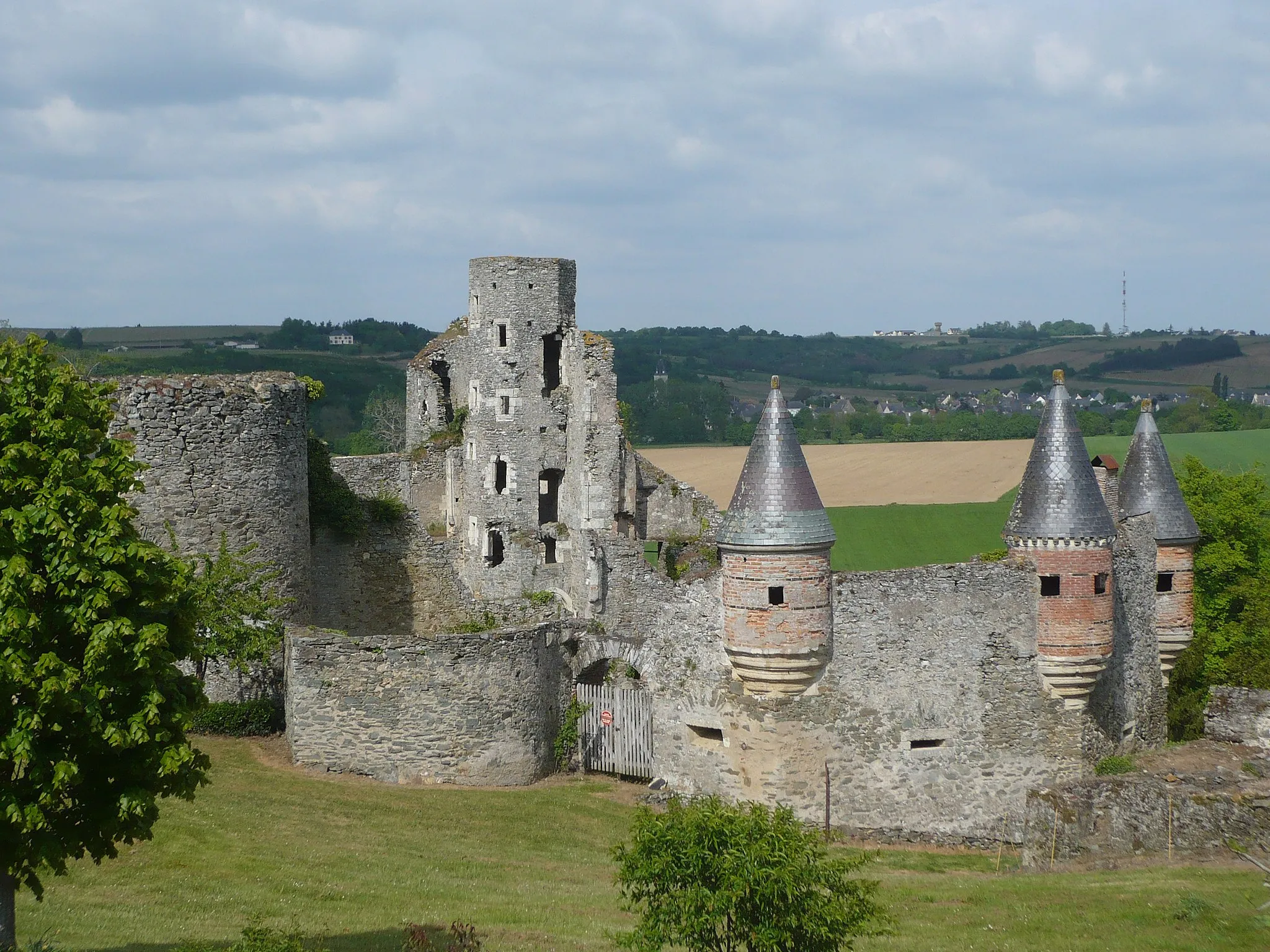 Photo showing: Vue général du château de la Haute-Guerche, en Anjou.