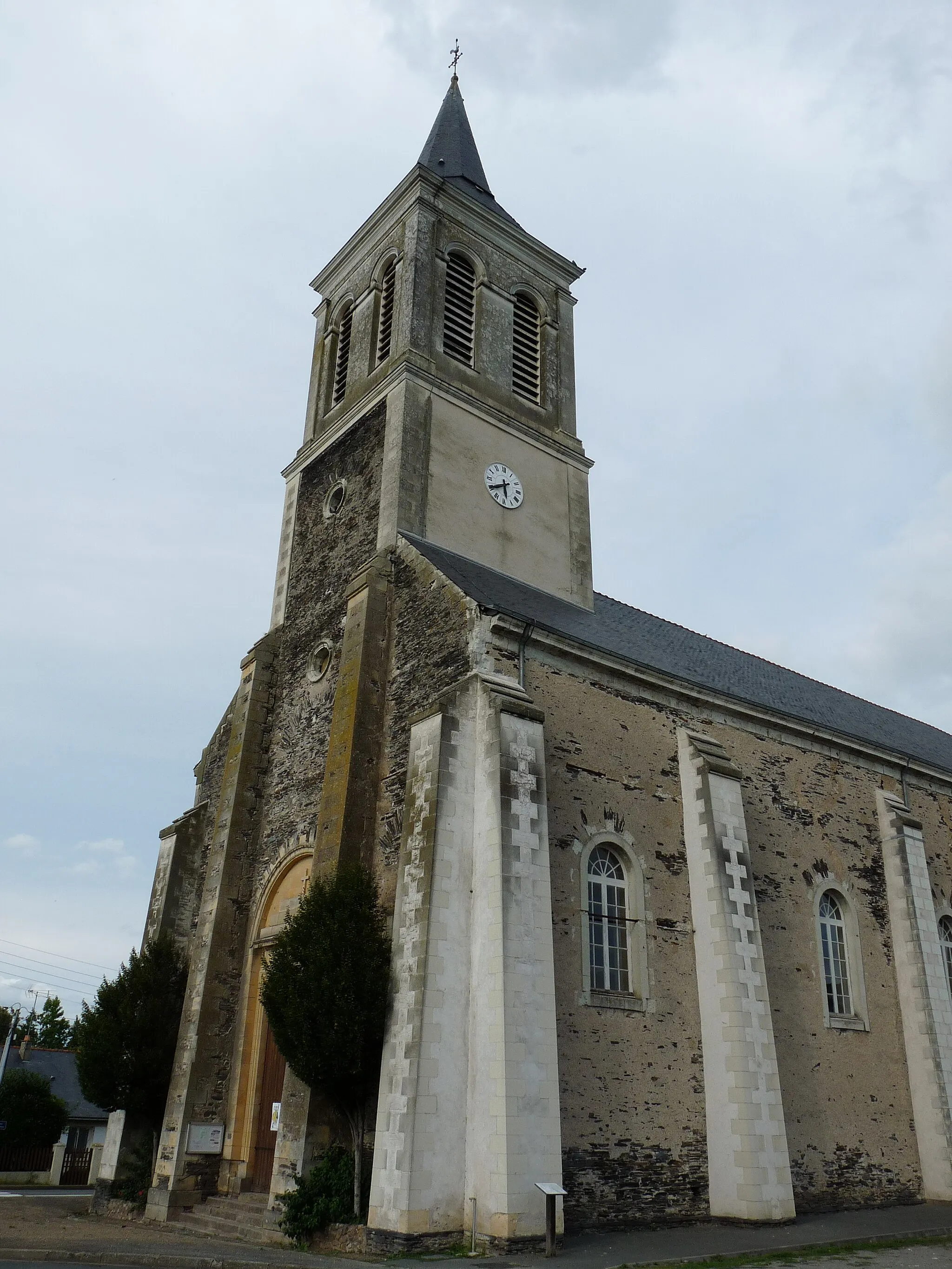 Photo showing: Extérieur de l'église Saint-Blaise et Saint-Nicolas à La Daguenière (49).