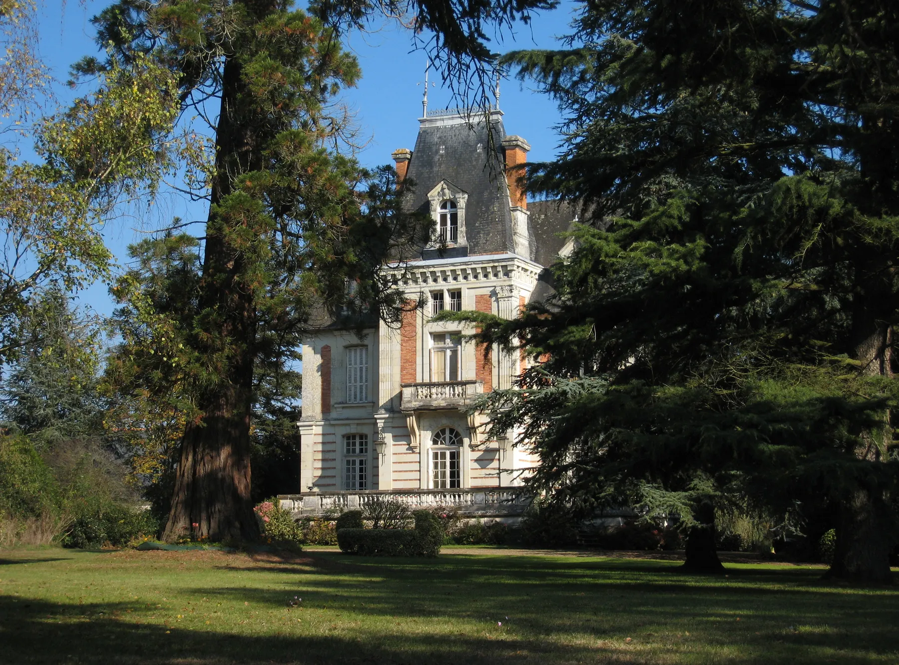 Photo showing: Grez-Neuville, community on the river Mayenne in the département of Maine-et-Loire in the Region Pays de la Loire in France; mansion in Neuville.