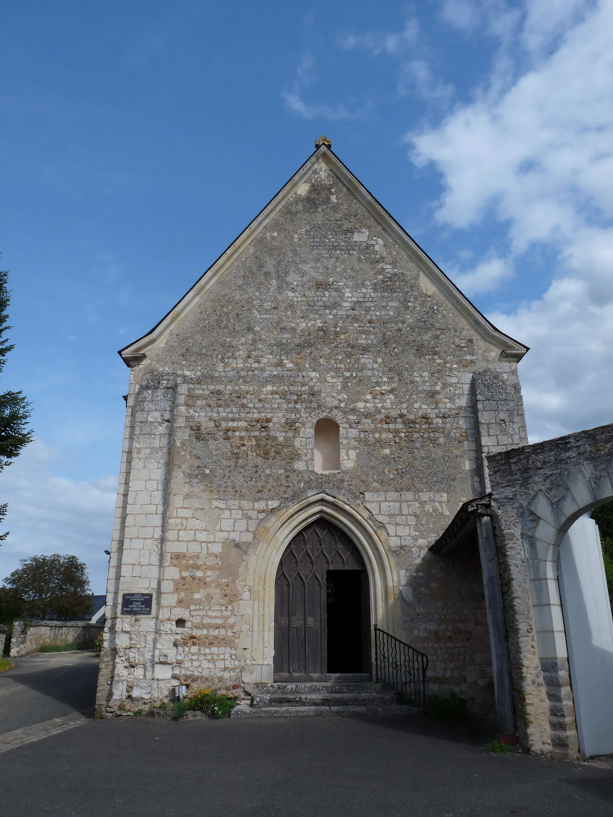 Photo showing: Extérieur de l'église Sainte-Marie à Lué-en-Baugeois (49).