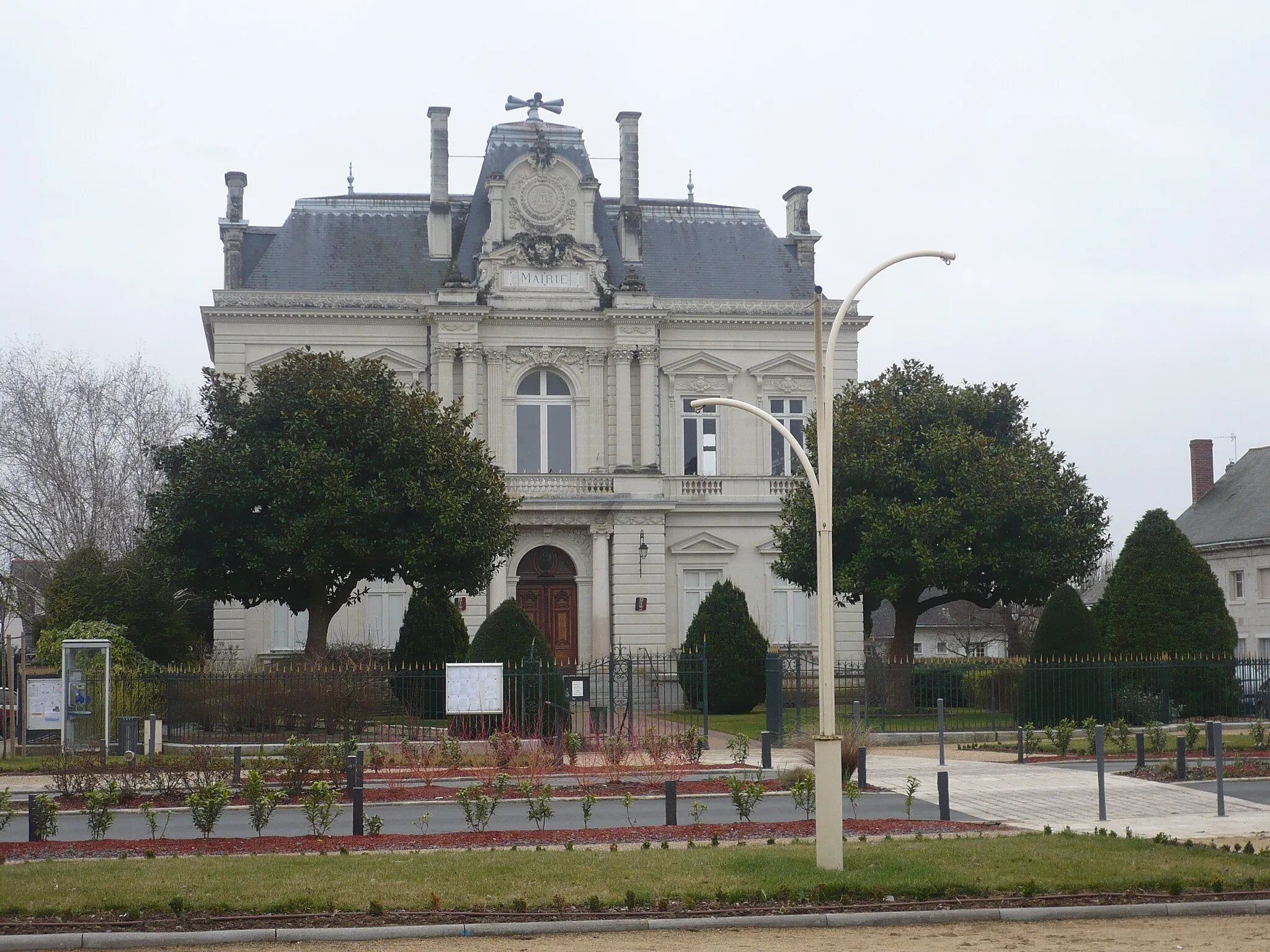 Photo showing: Photo de la mairie de La Ménitré (Maine-et-Loire, France), prise depuis la place.