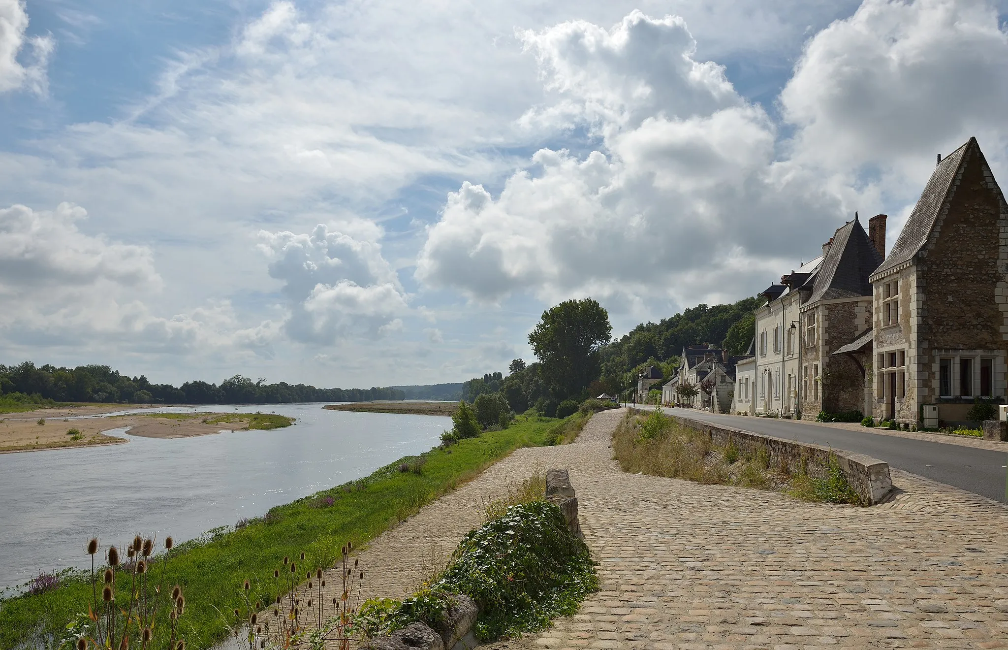 Photo showing: View of the Loire from Chênehutte-Trèves-Cunault in France