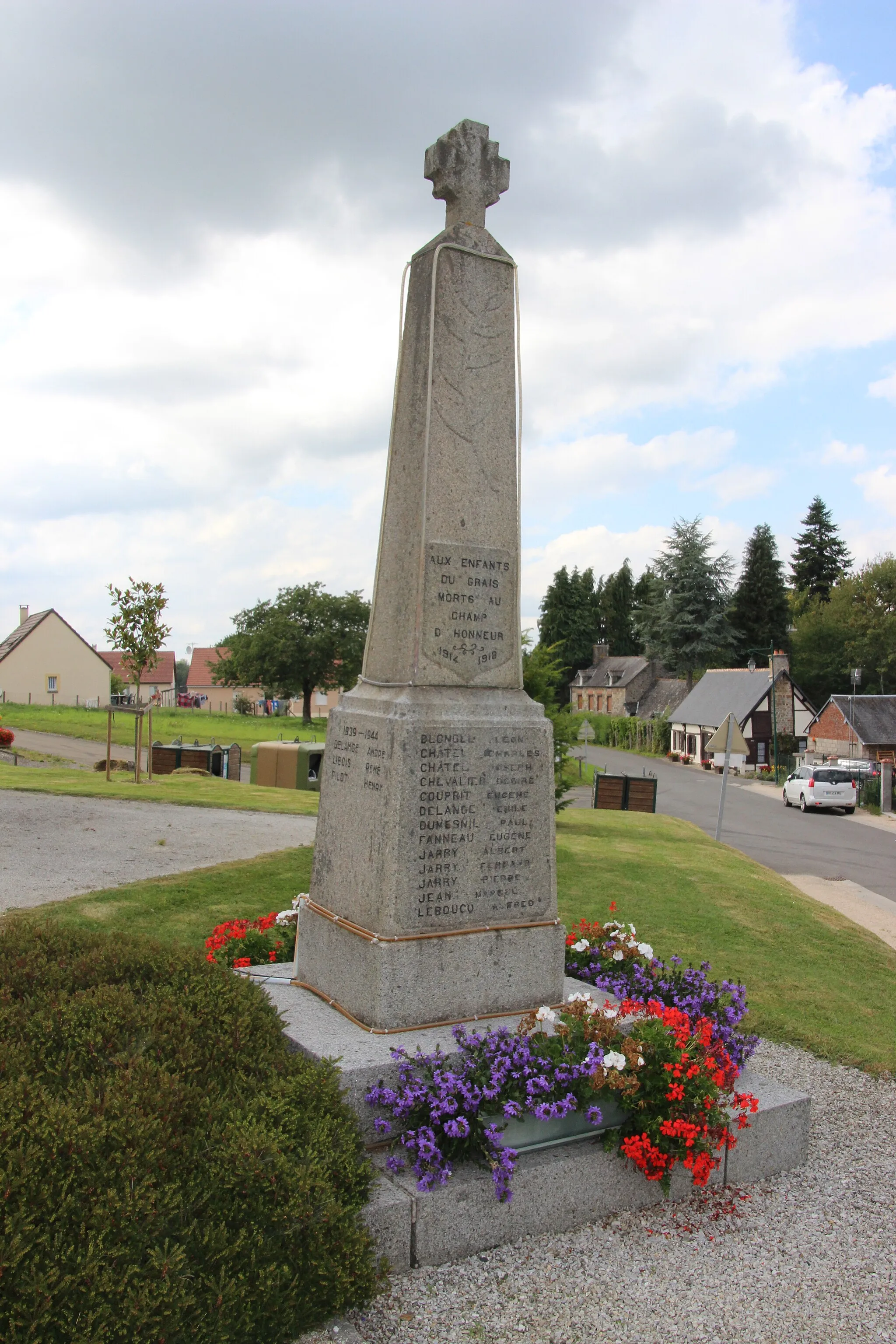 Photo showing: monument aux morts Le Grais