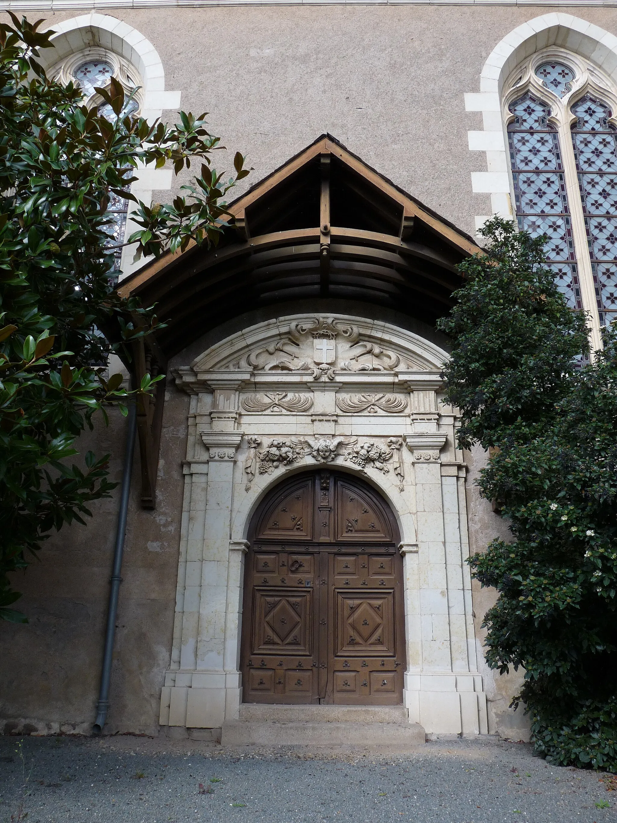 Photo showing: Extérieur de l'église Saint-Aubin à Saint-Aubin-de-Luigné (49).
