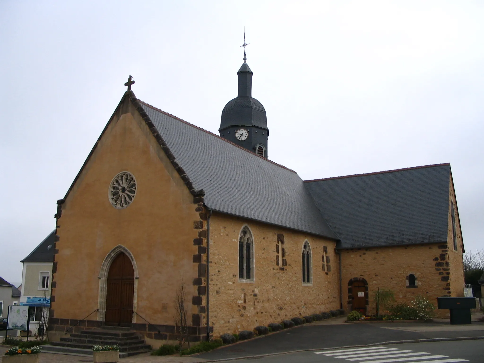 Photo showing: The church of Crissé, Sarthe, France.