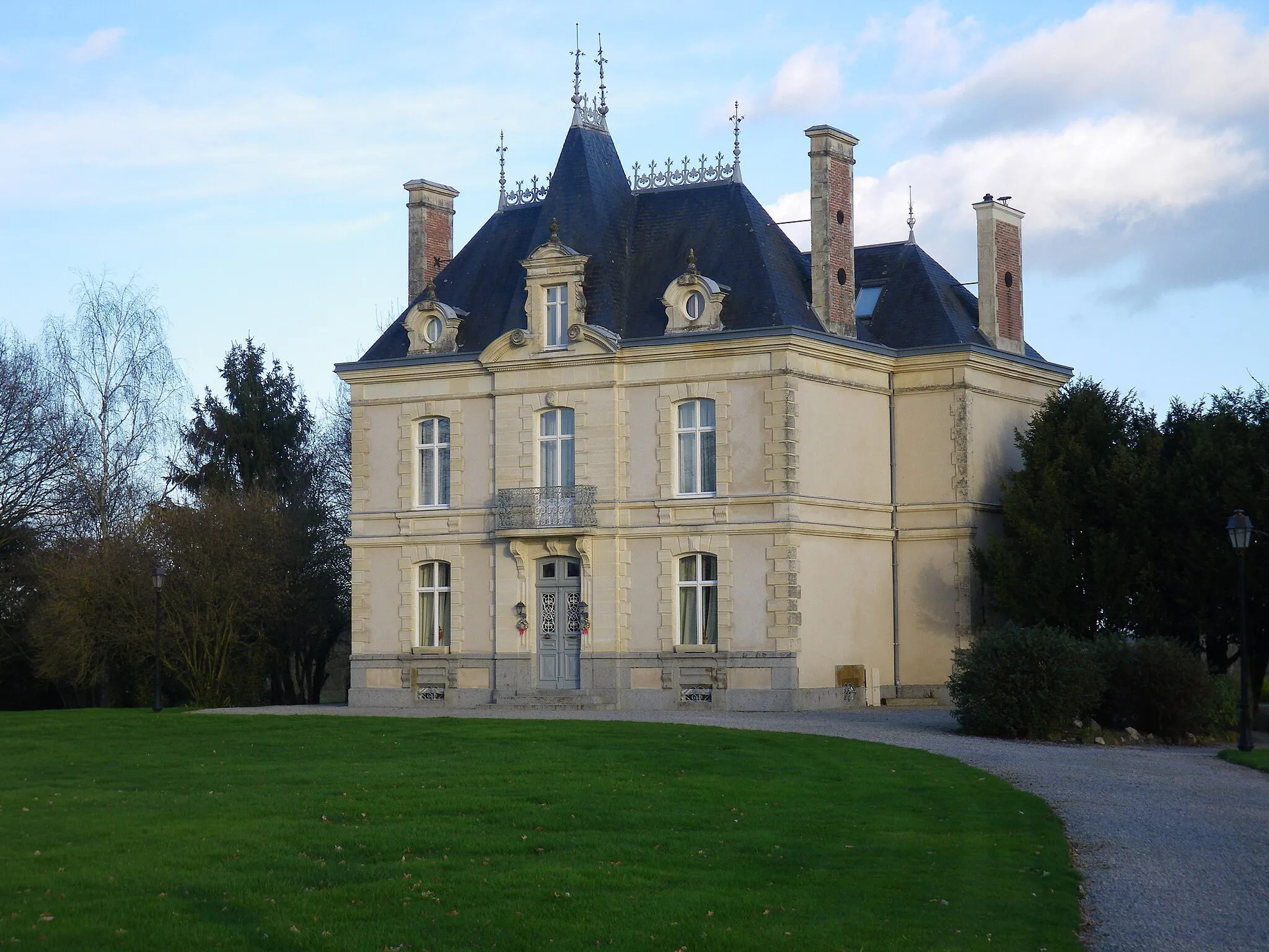 Photo showing: chateau a La Roe