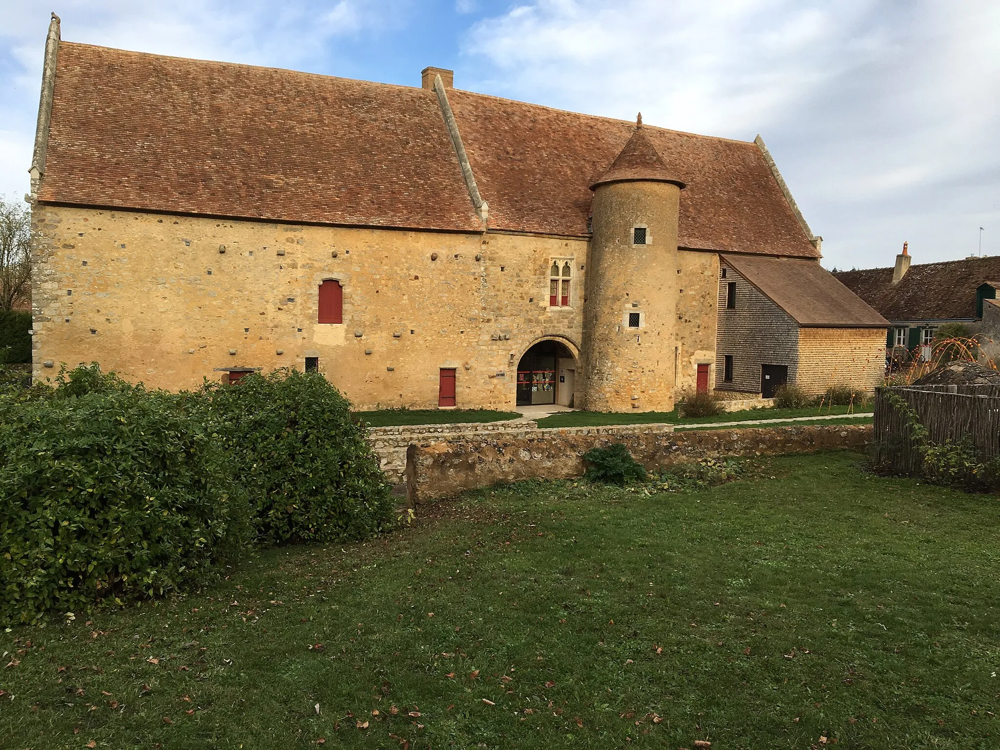 Photo showing: La Cour de Justice appelée aussi "Le Temple, (XIII-XIVème s.), aujourd'hui musée 
communal consacré à la chevalerie médiévale. Propriété de la commune depuis 1972.