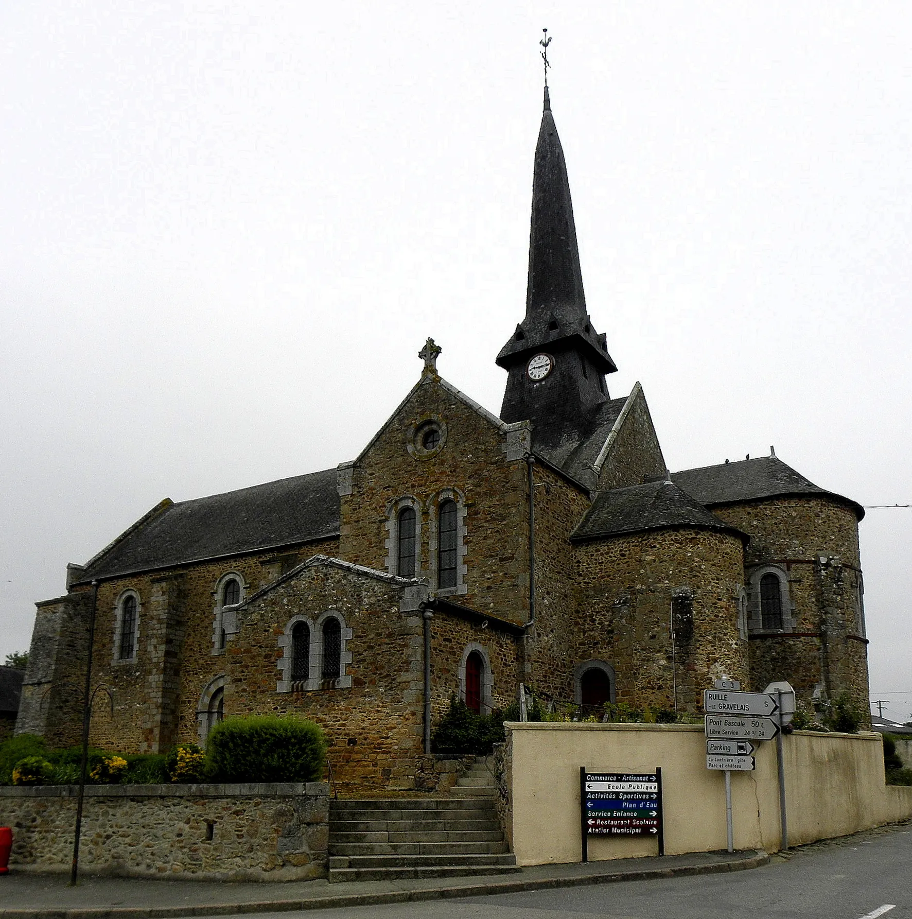 Photo showing: Église Saint-Martin de Montjean (53). Vue méridionale.