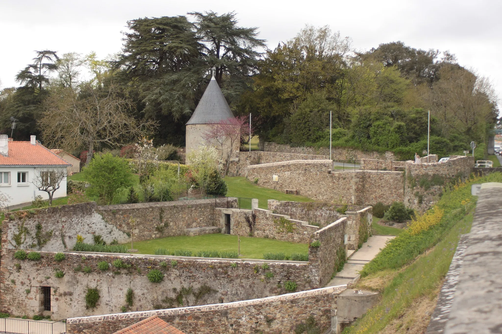 Photo showing: Ruines du château des Seigneurs de Rocheservière, Fr-85-Rocheservière.