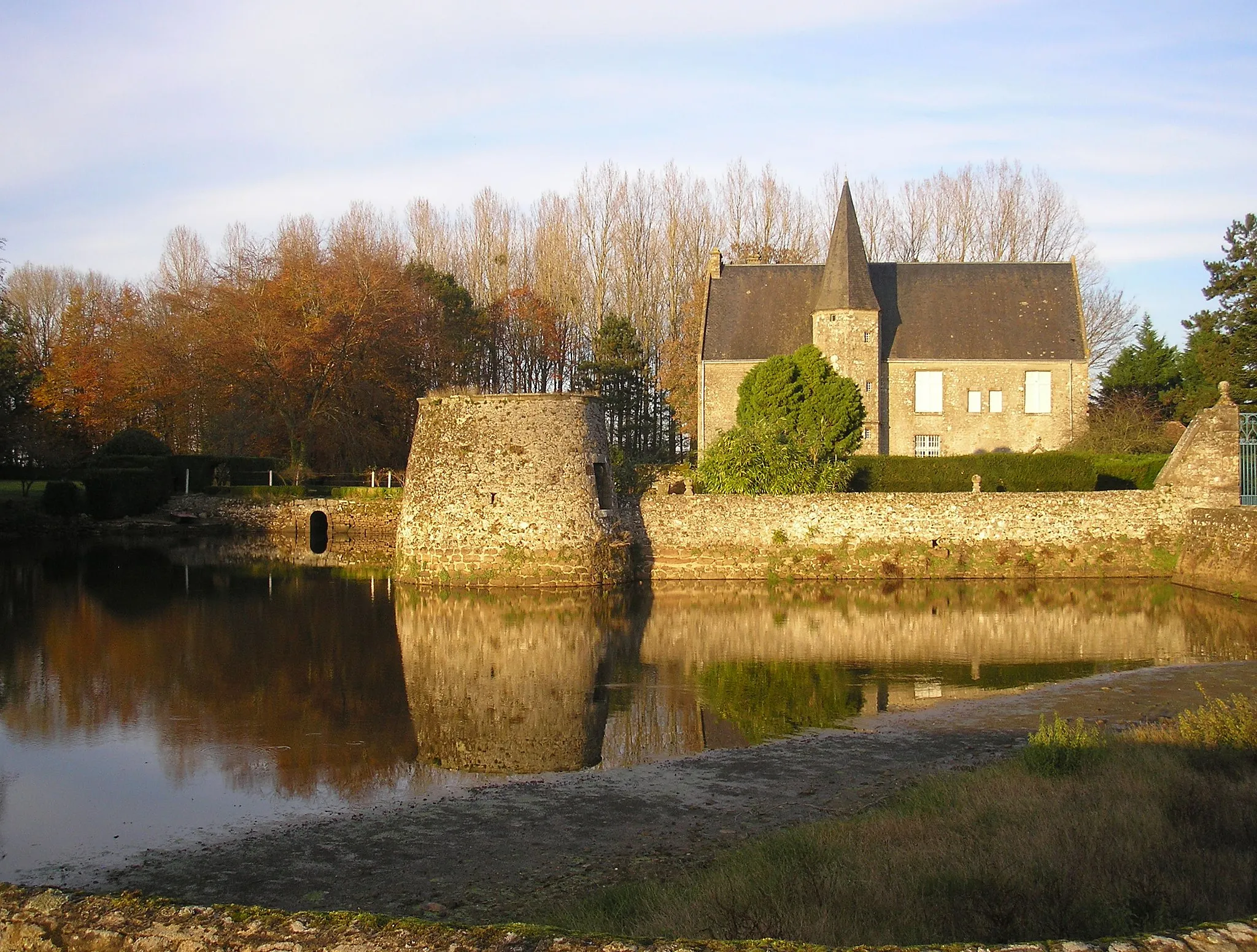 Photo showing: Joué-du-Bois (Normandie, France). Le manoir.