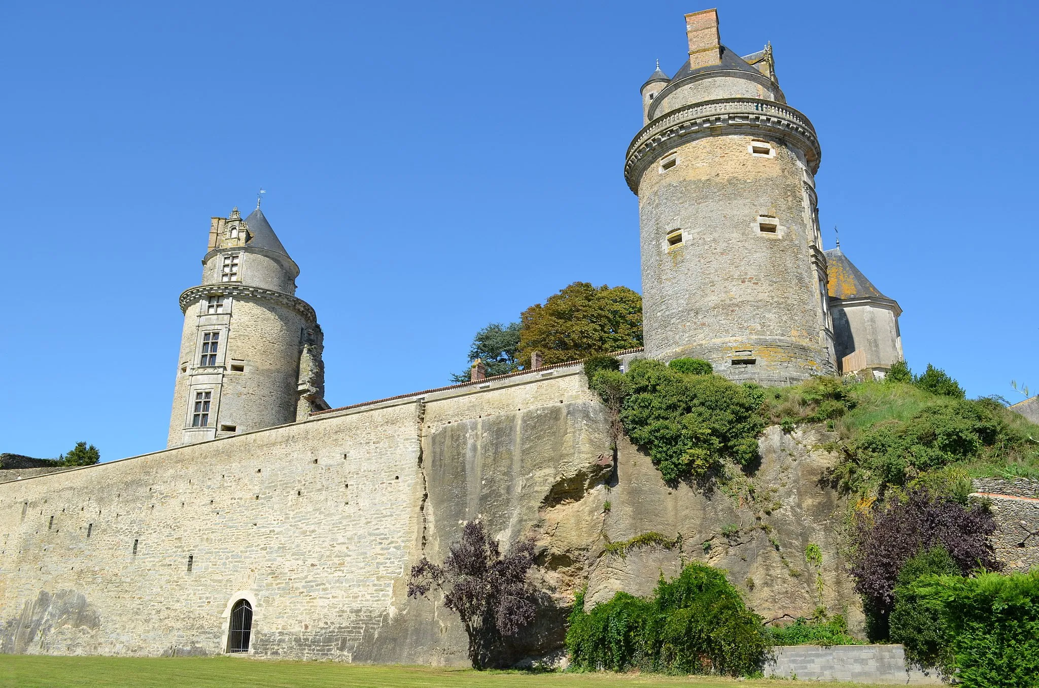 Photo showing: This building is en partie classé, en partie inscrit au titre des monuments historiques de la France. It is indexed in the base Mérimée, a database of architectural heritage maintained by the French Ministry of Culture, under the reference PA00110016 .