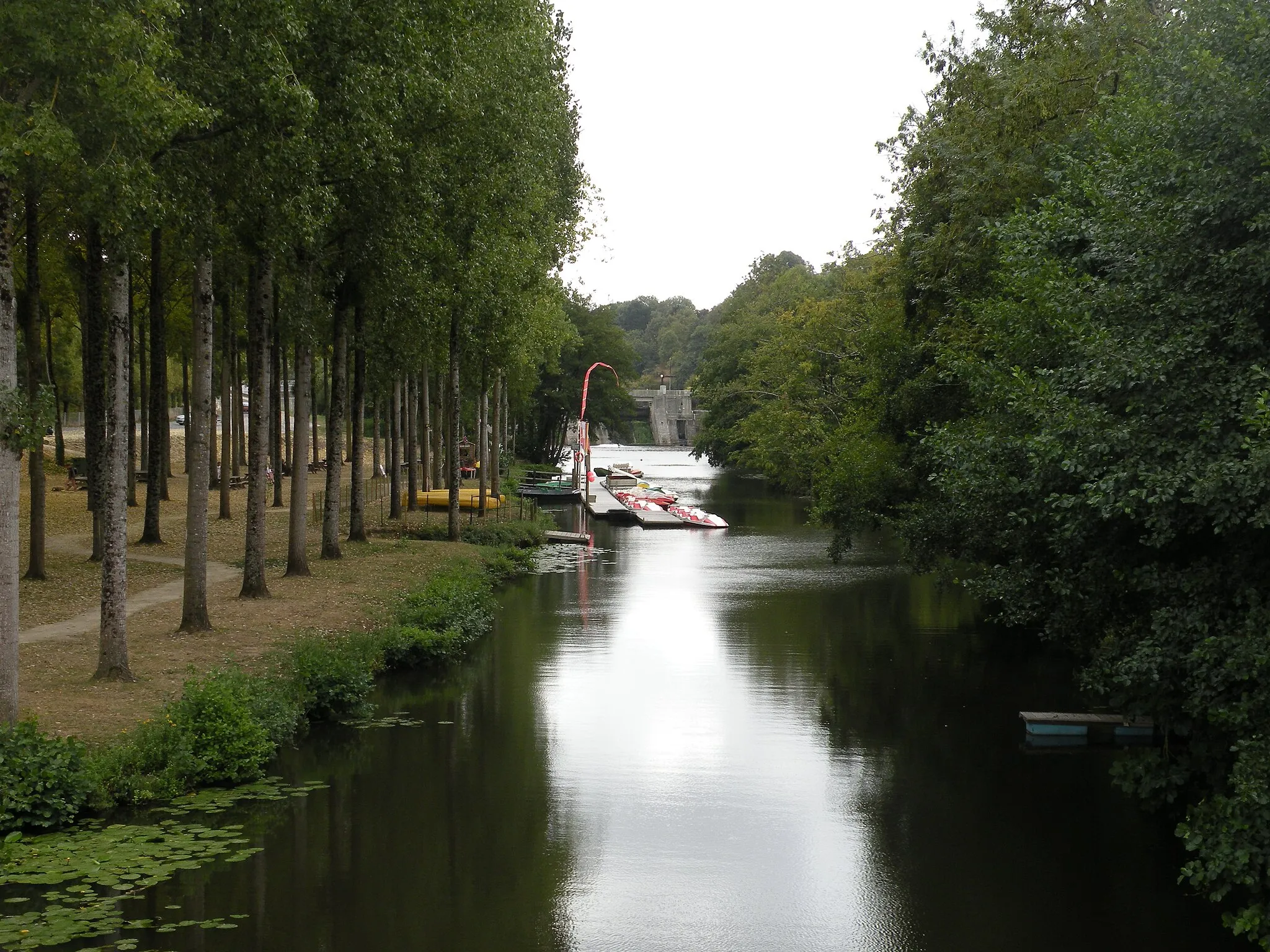 Photo showing: vue de la vie à Apremont (Vendée)