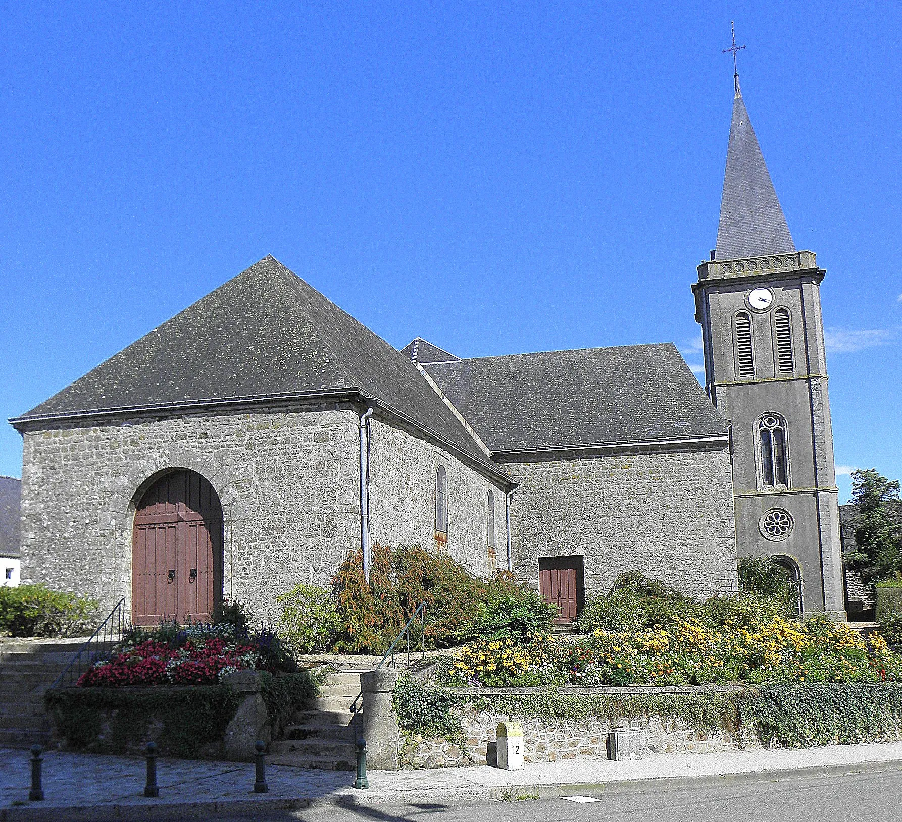 Photo showing: Église Saint-Martin de Châtillon-sur-Colmont (53). Façade occidentale et flanc sud.