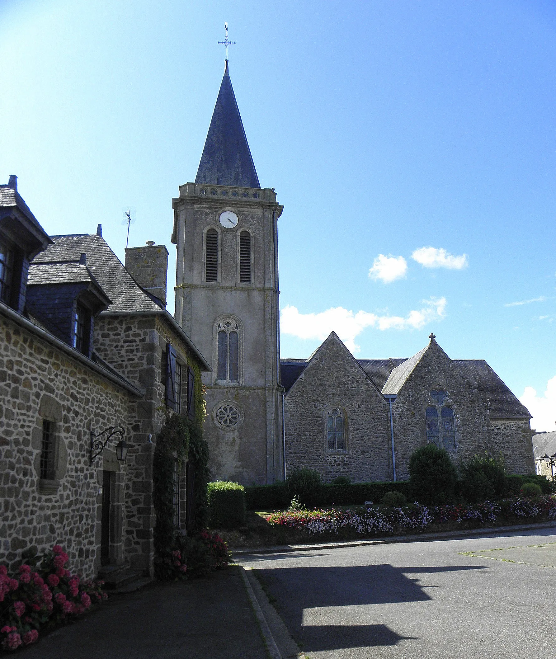 Photo showing: Église Saint-Martin de Châtillon-sur-Colmont (53). Chevet.