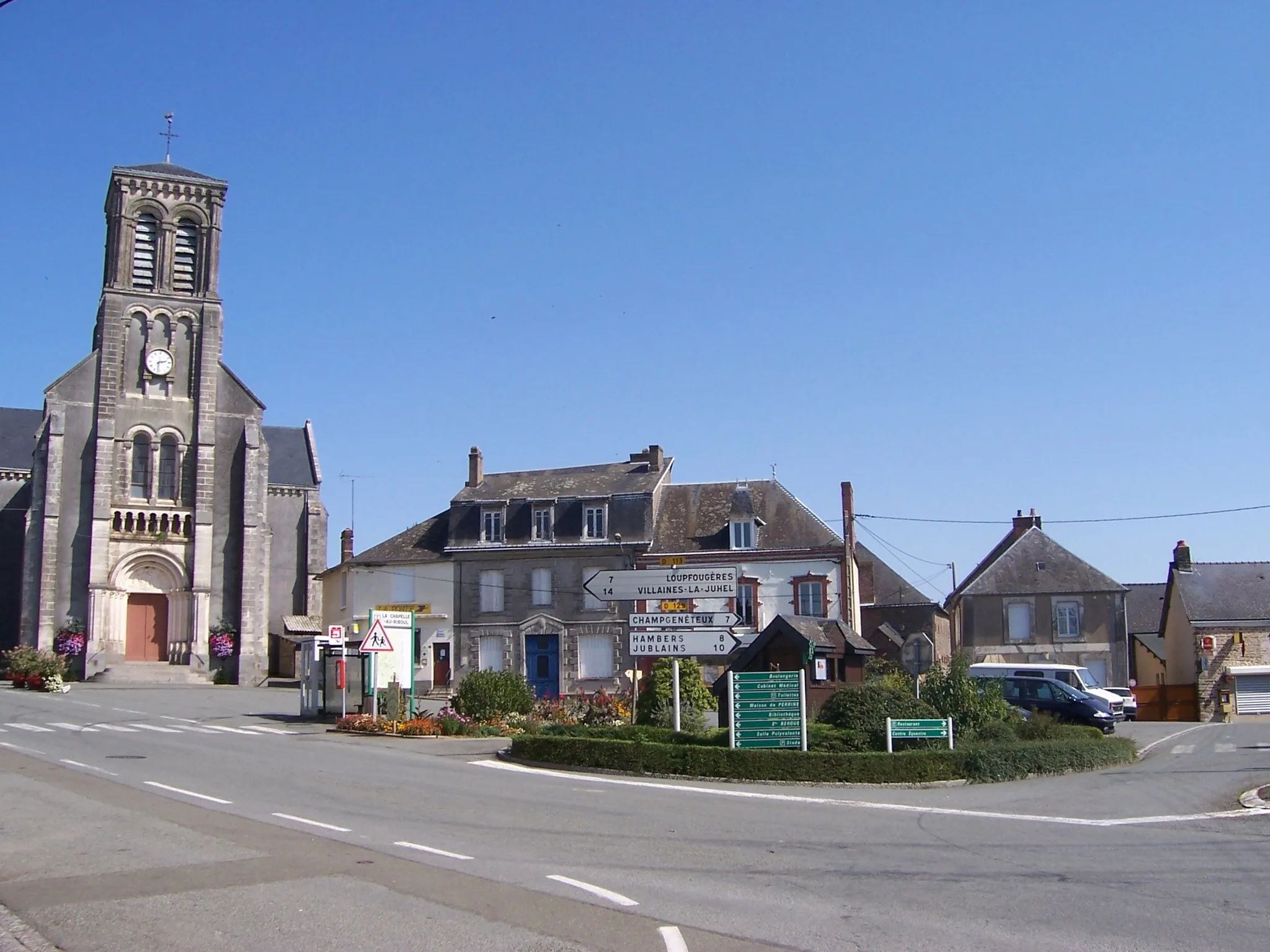Photo showing: Place de l'église - La chapelle au Riboul