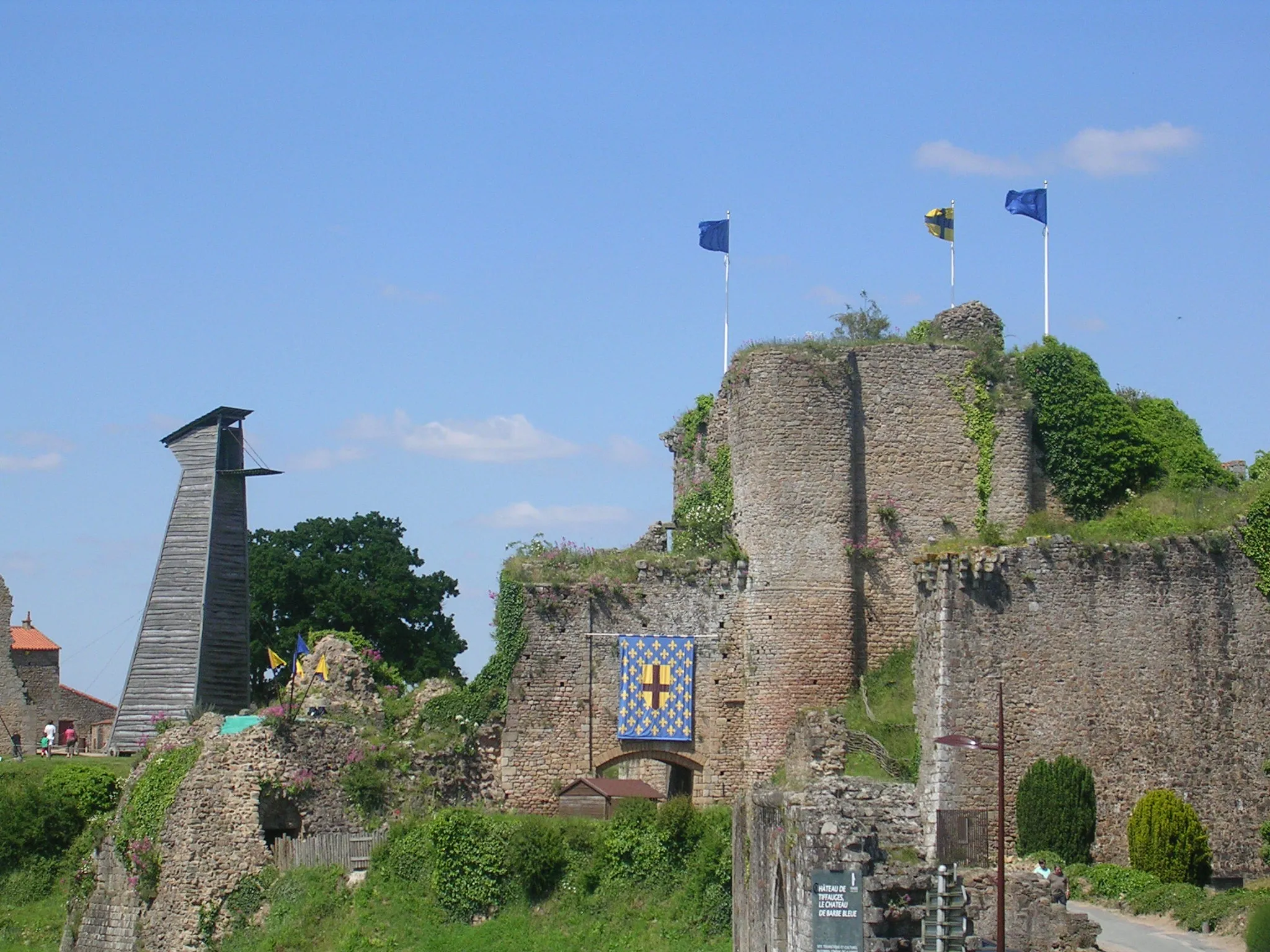 Photo showing: Entrée du château de Tiffauges, dans le département français de la Vendée