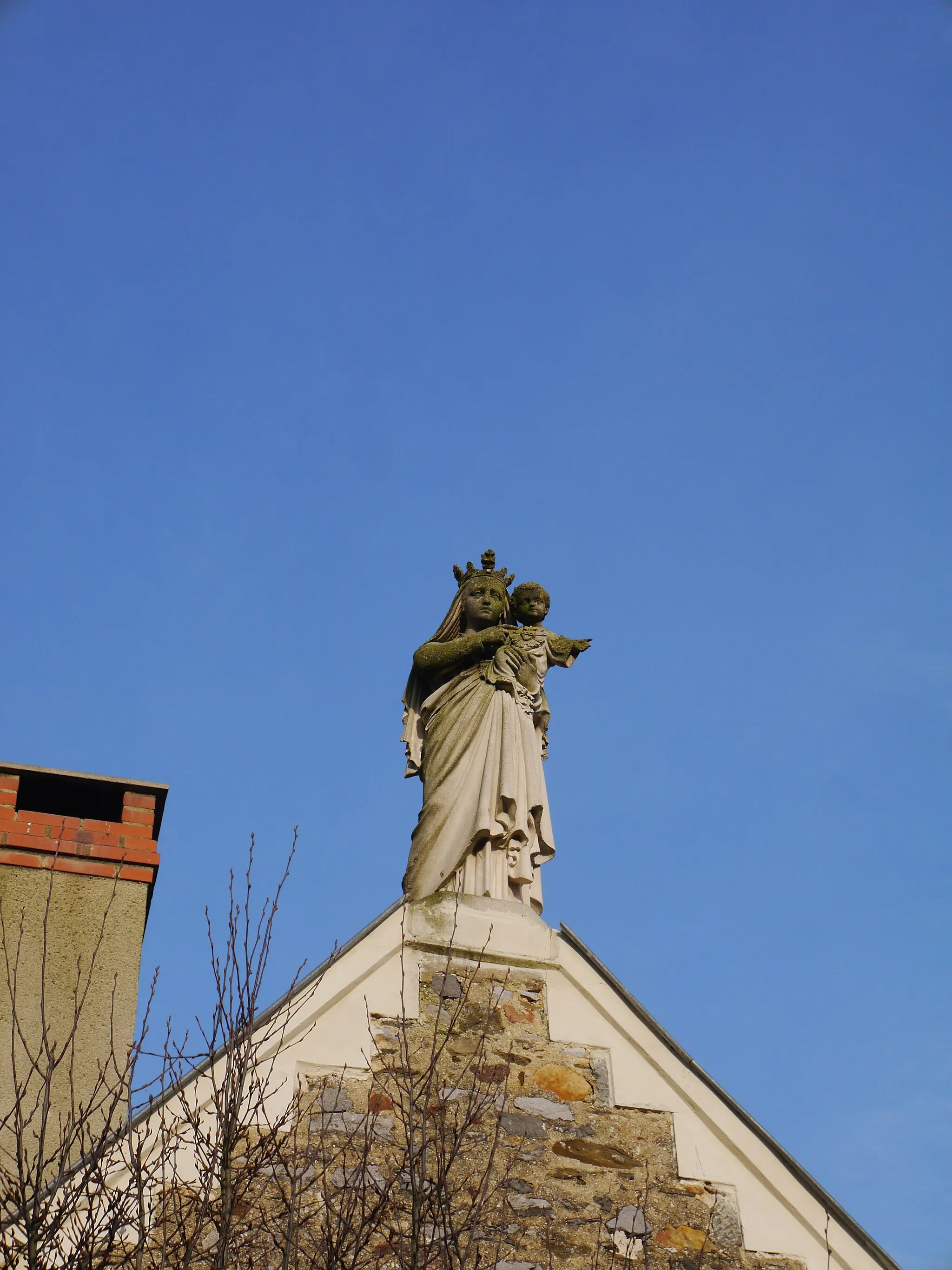 Photo showing: Statue extérieure de la Vierge sur le transept droit.