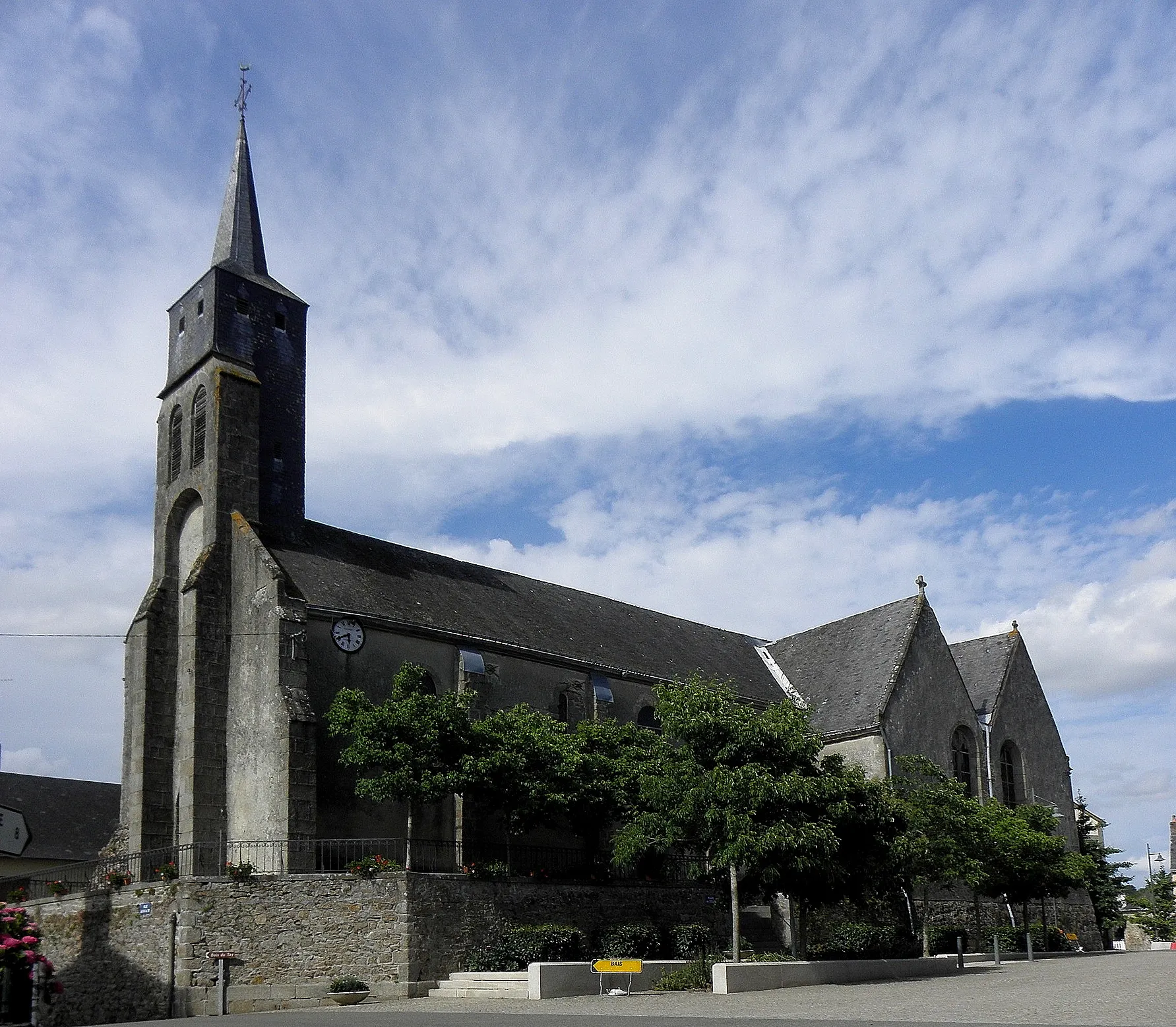 Photo showing: Église Saint-Gervais et Saint-Protais d'Hambers (53). Vue méridionale.