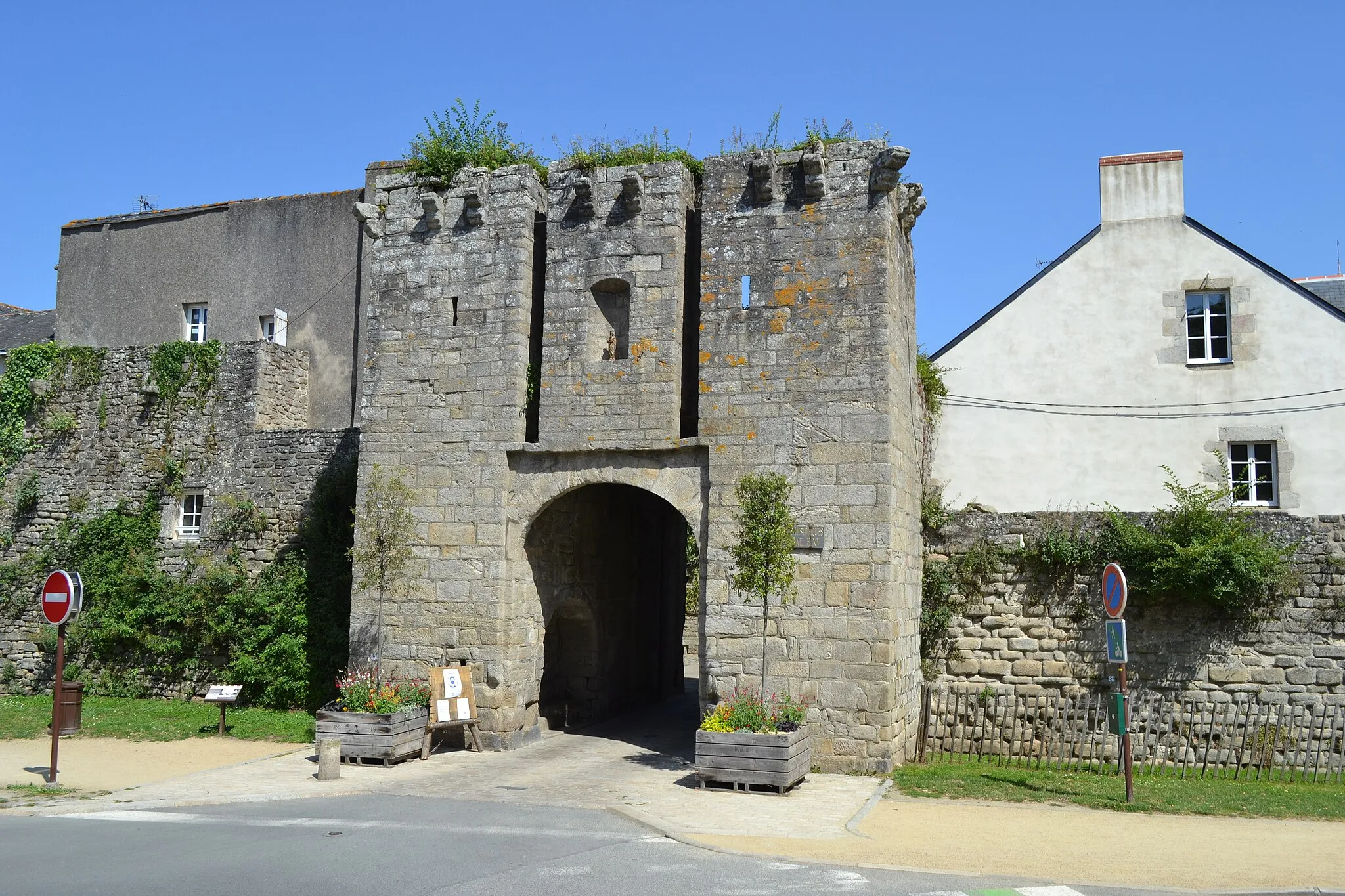 Photo showing: Gate of Saillé in Guérande, France, in July 2021
