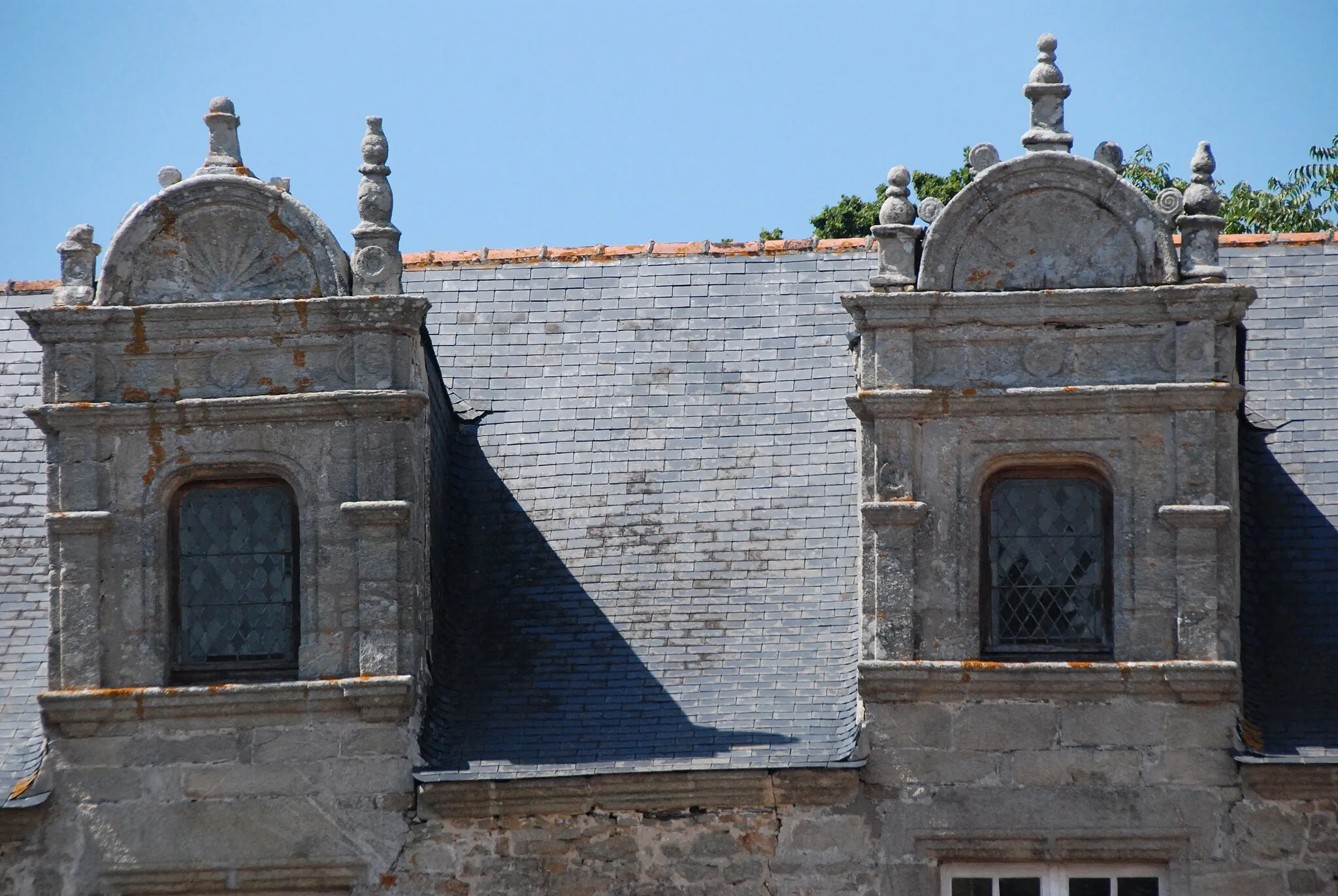 Photo showing: Fenêtres sur le toit du château de Careil, Guérande, Loire-Atlantique