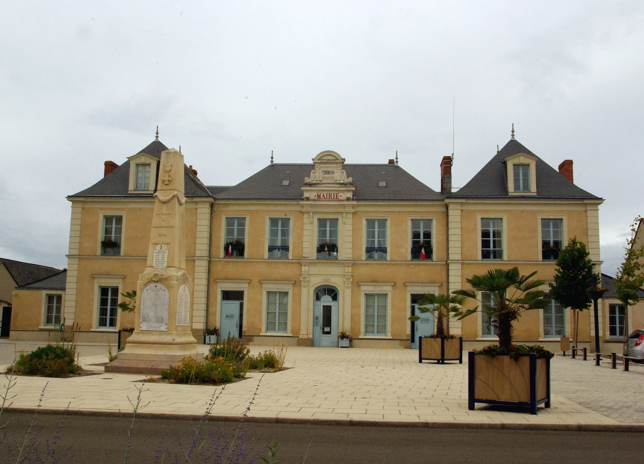 Photo showing: Mairie du Louroux-Béconnais