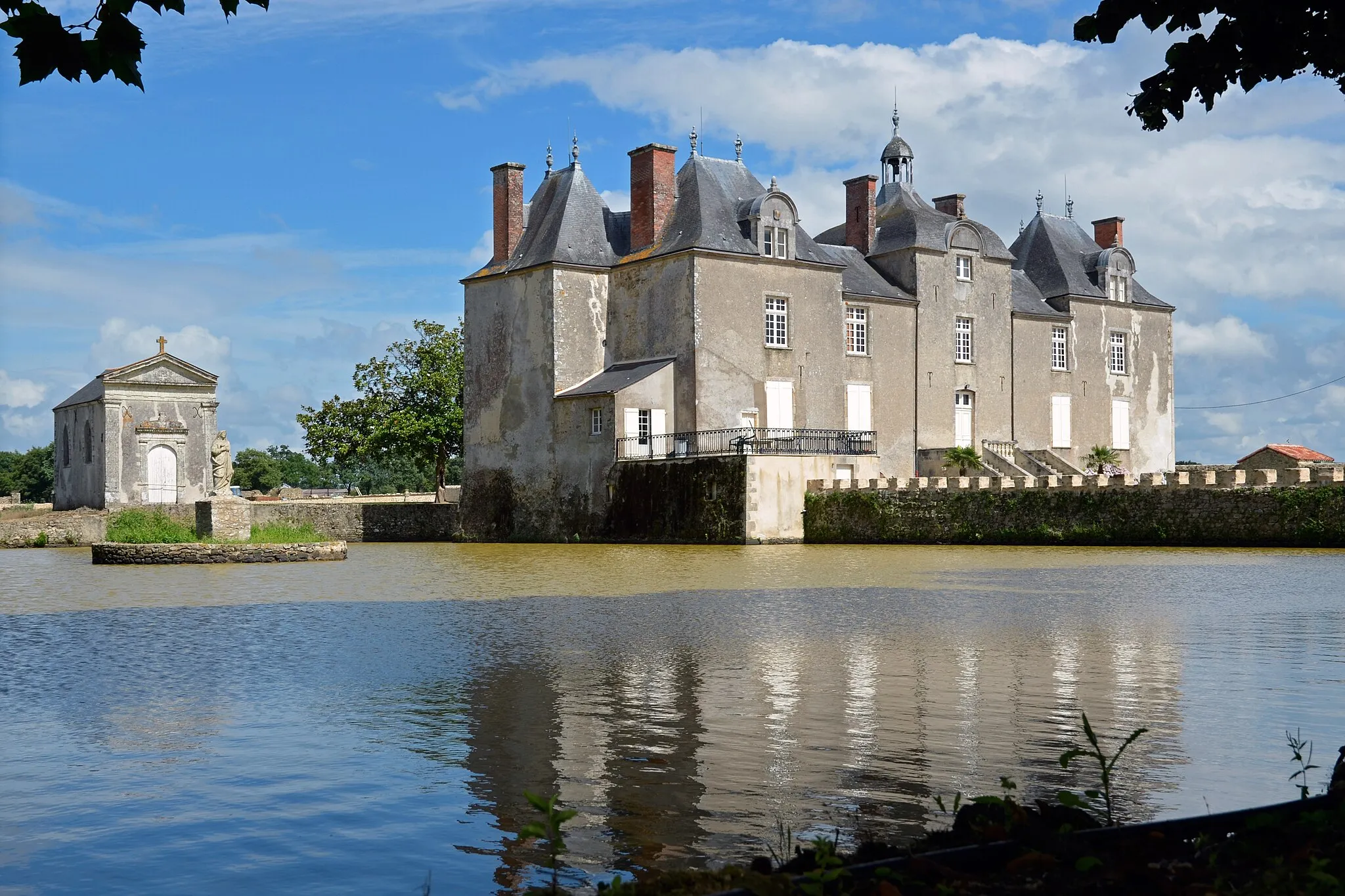 Photo showing: This building is indexed in the base Mérimée, a database of architectural heritage maintained by the French Ministry of Culture, under the reference PA00108633 .