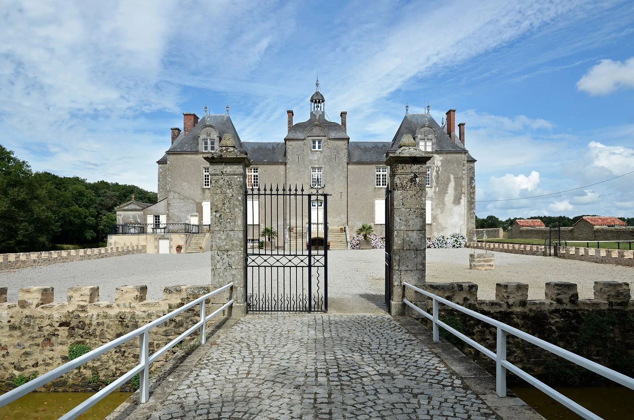 Photo showing: This building is indexed in the base Mérimée, a database of architectural heritage maintained by the French Ministry of Culture, under the reference PA00108633 .