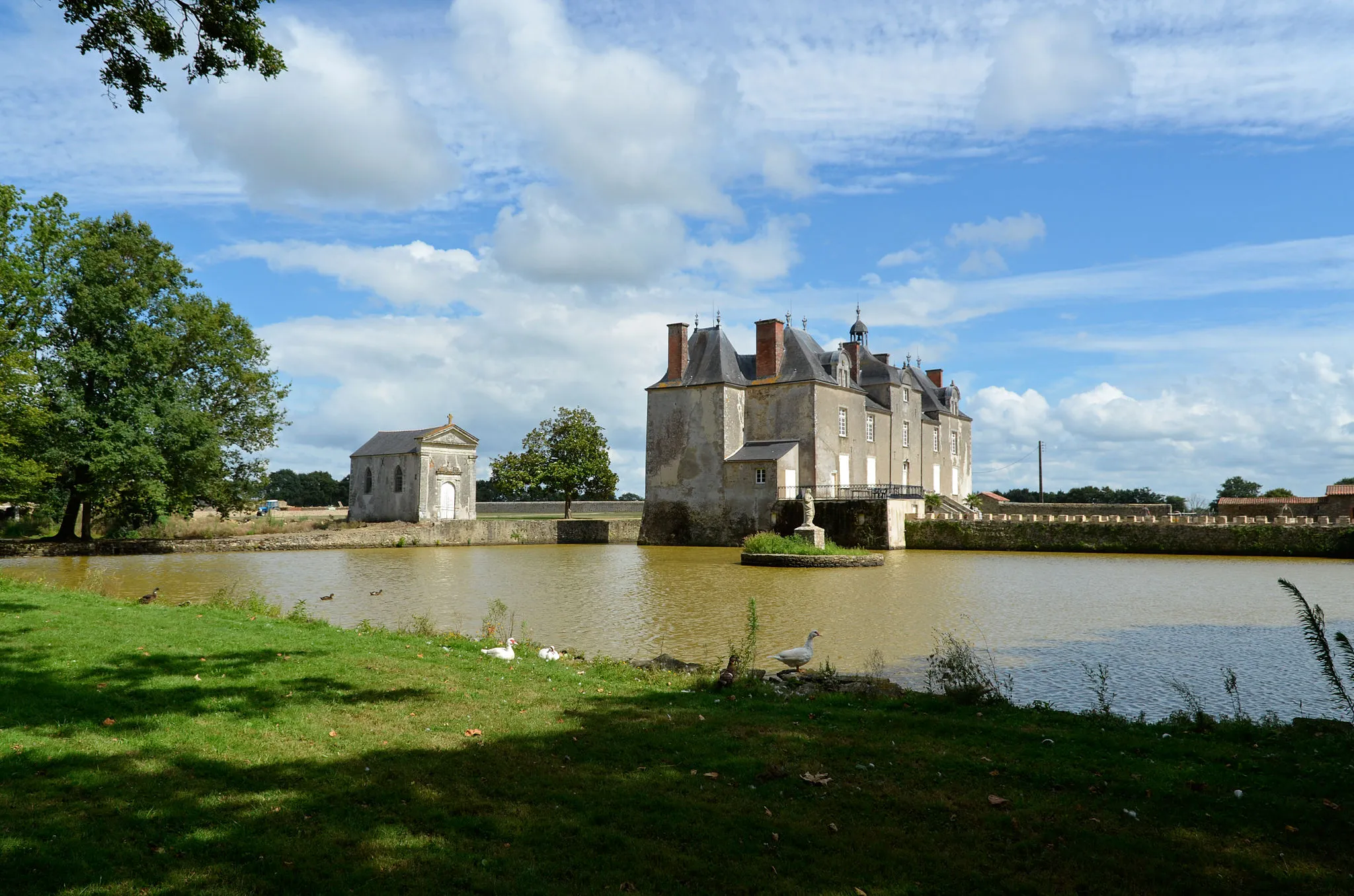 Photo showing: This building is indexed in the base Mérimée, a database of architectural heritage maintained by the French Ministry of Culture, under the reference PA00108633 .