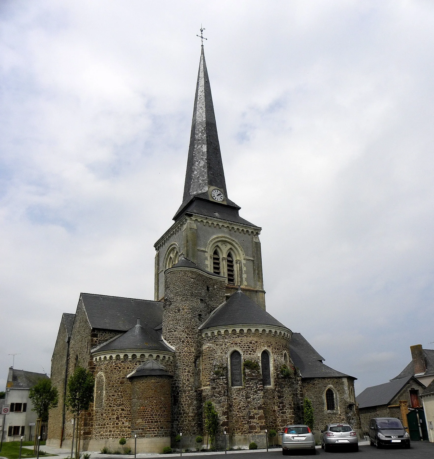 Photo showing: Église Saint-Victeur de Bazougers (53). Chevet.