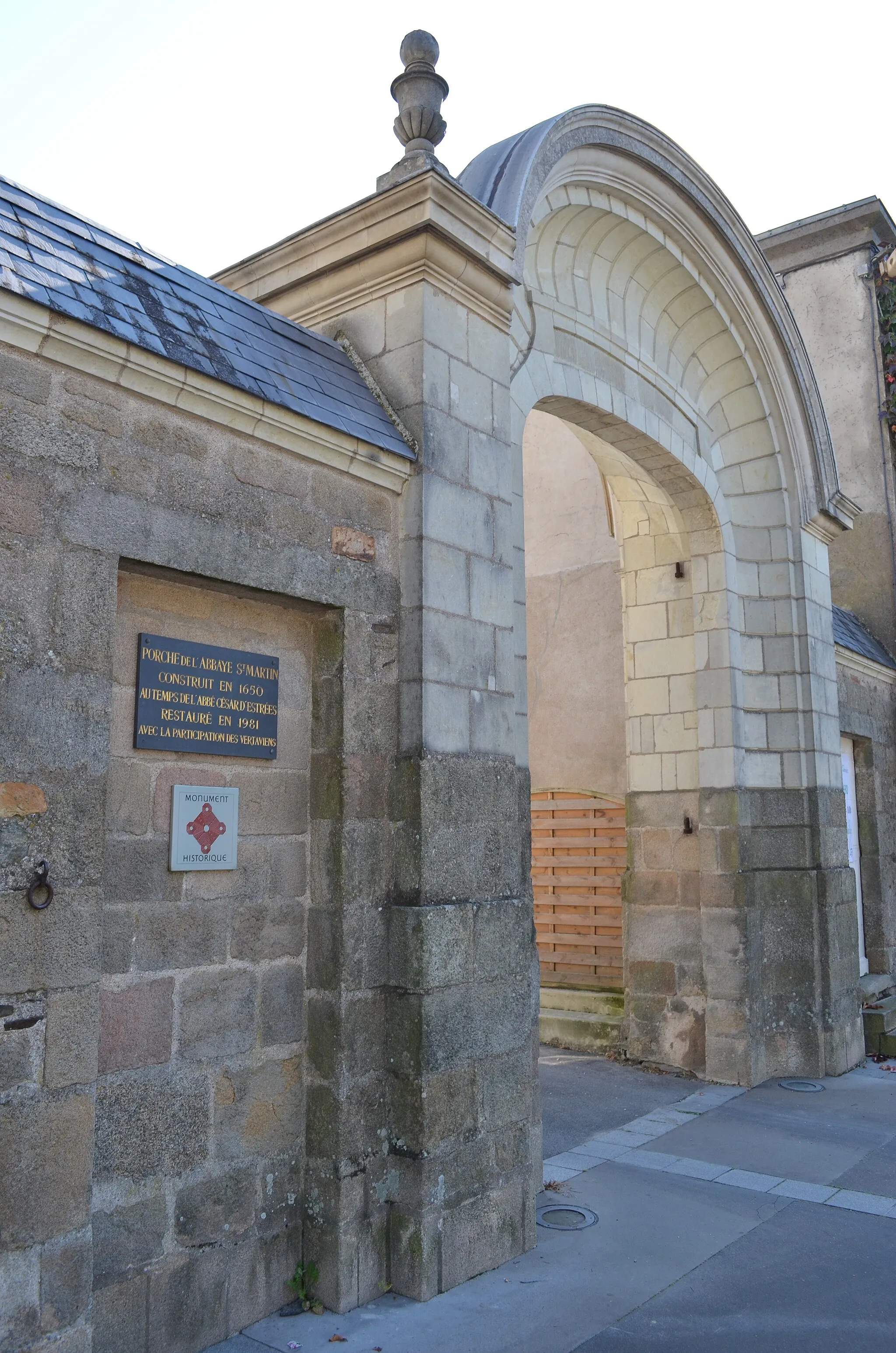 Photo showing: This building is inscrit au titre des monuments historiques de la France. It is indexed in the base Mérimée, a database of architectural heritage maintained by the French Ministry of Culture, under the reference PA00108840 .