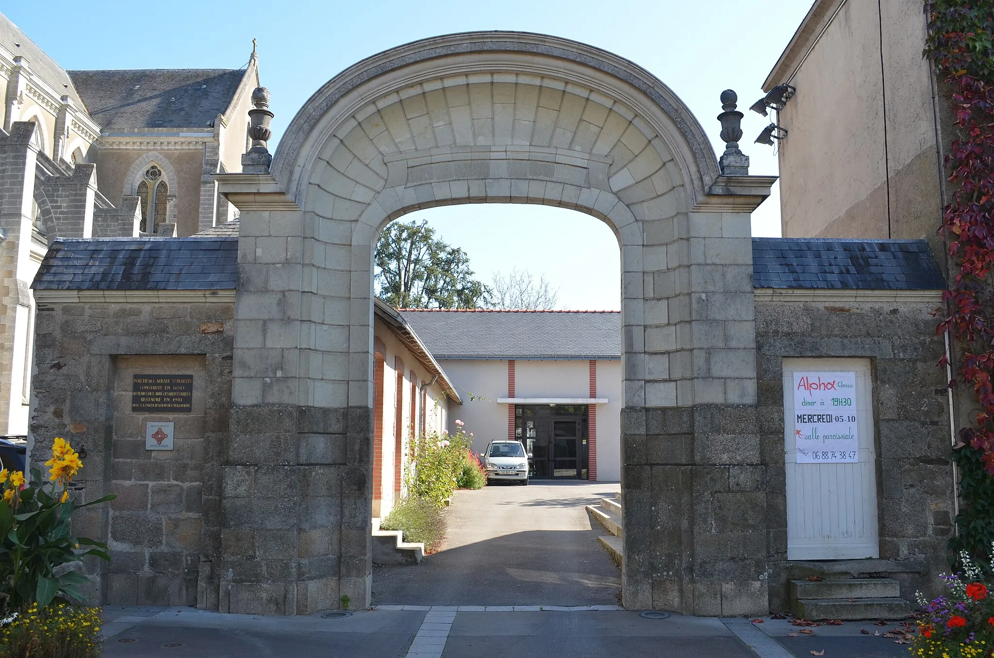 Photo showing: This building is indexed in the base Mérimée, a database of architectural heritage maintained by the French Ministry of Culture, under the reference PA00108840 .