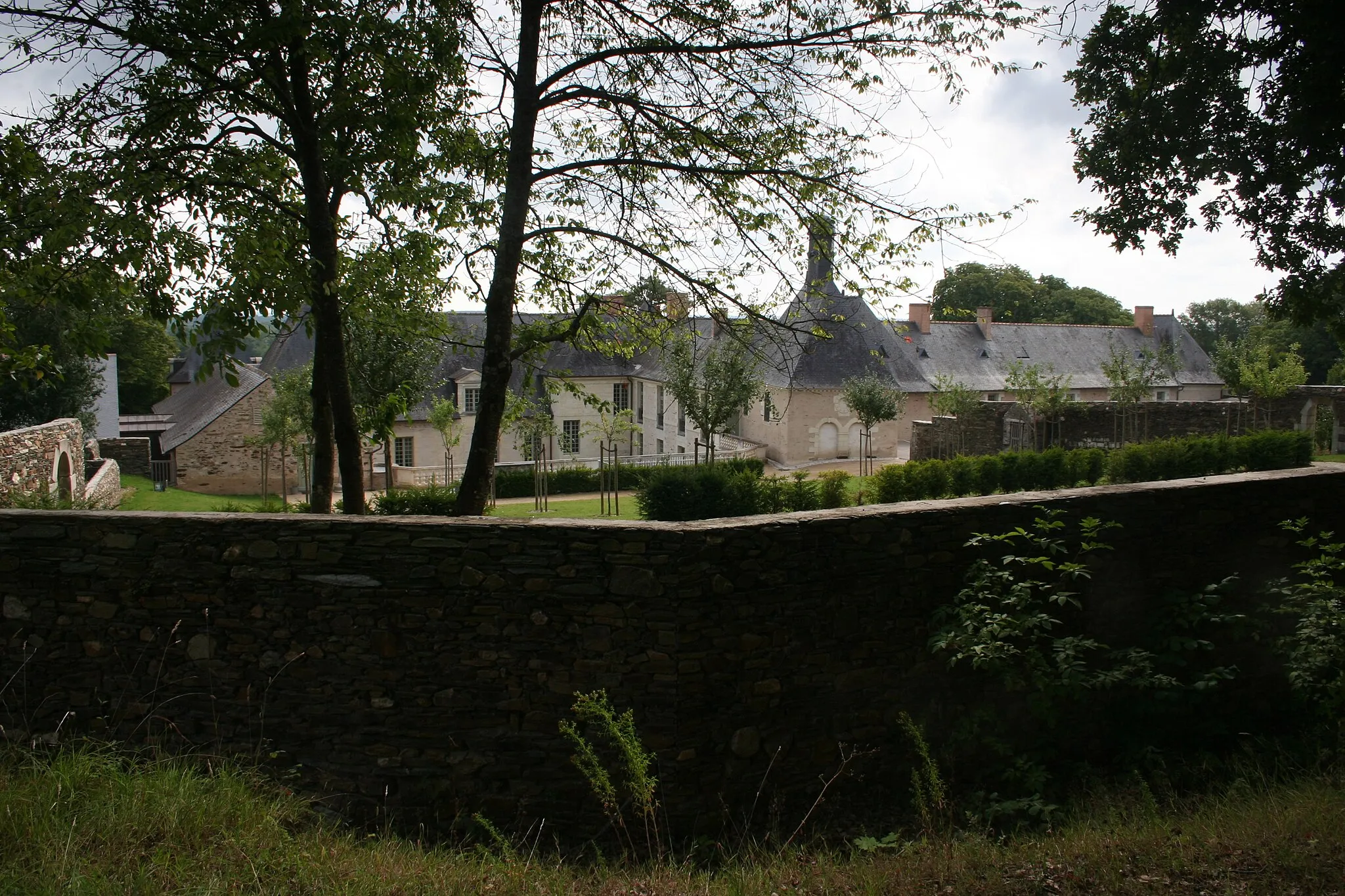 Photo showing: Mur d'enceinte du Château de la Perrière