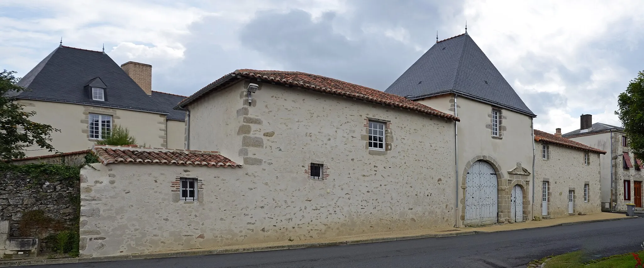 Photo showing: This building is indexed in the base Mérimée, a database of architectural heritage maintained by the French Ministry of Culture, under the reference PA79000031 .