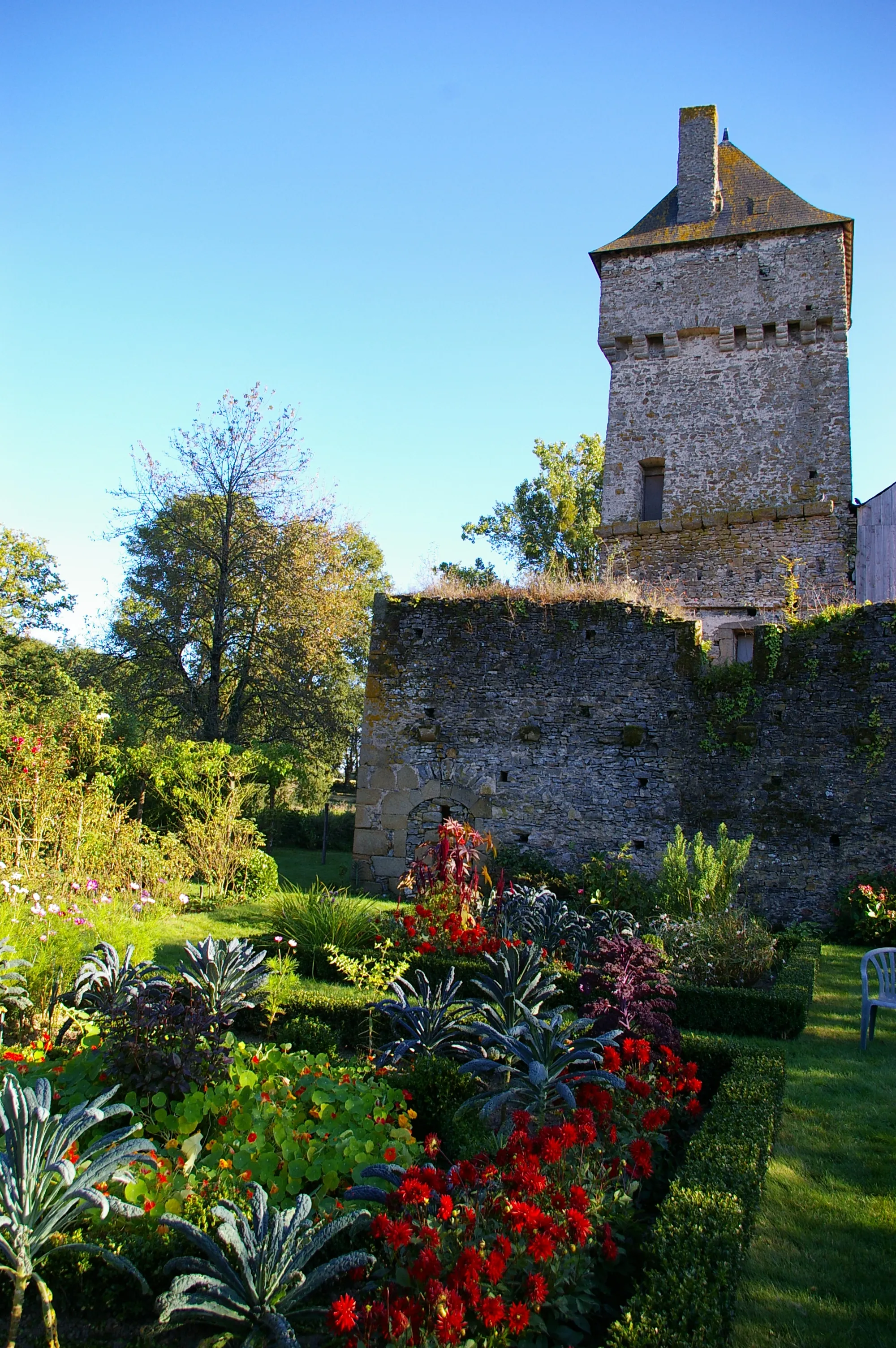 Photo showing: Gloriette et jardins du château de la Courbe de Brée (Mayenne)