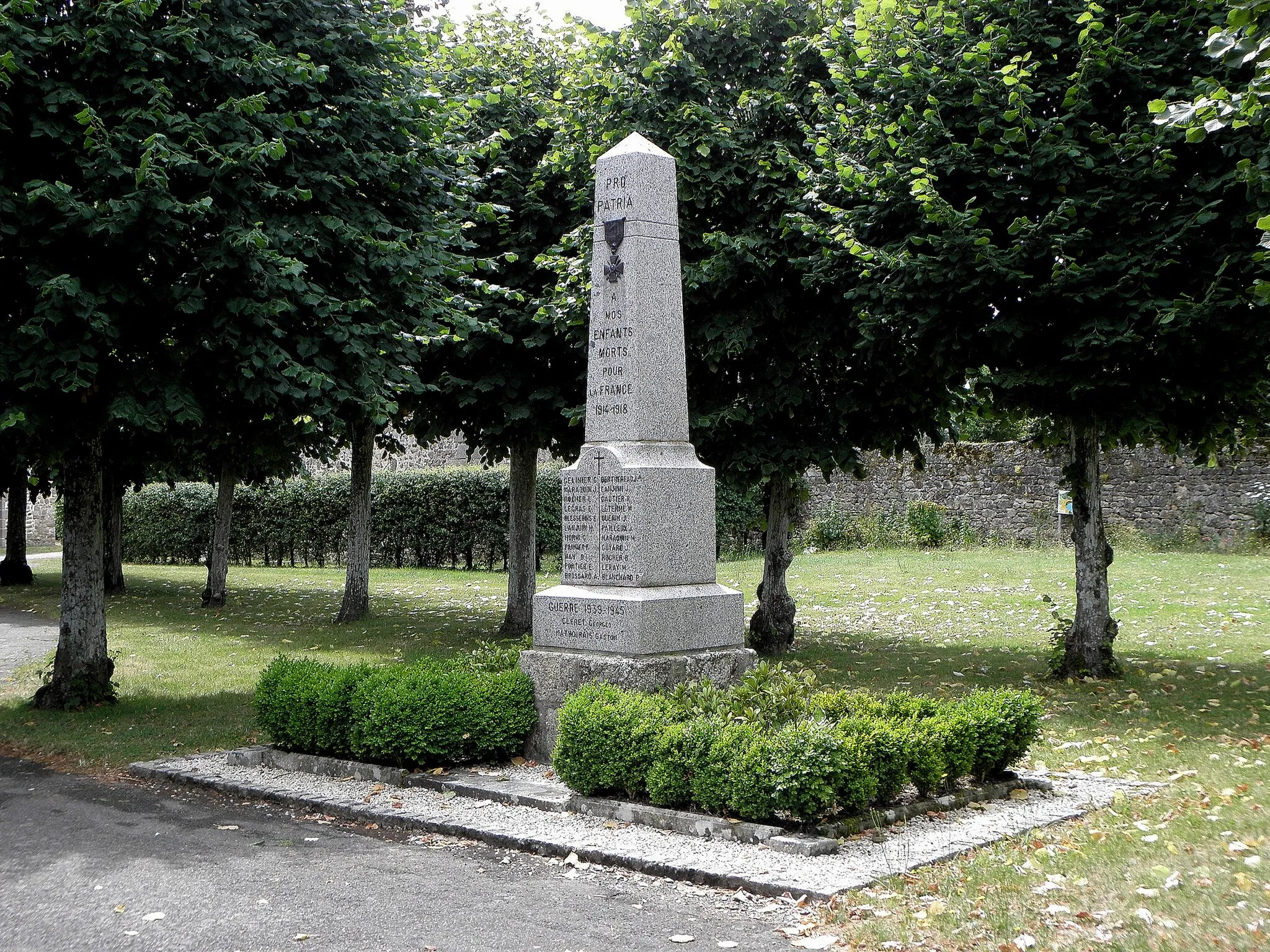 Photo showing: Monument aux morts de Deux-Évailles (53).