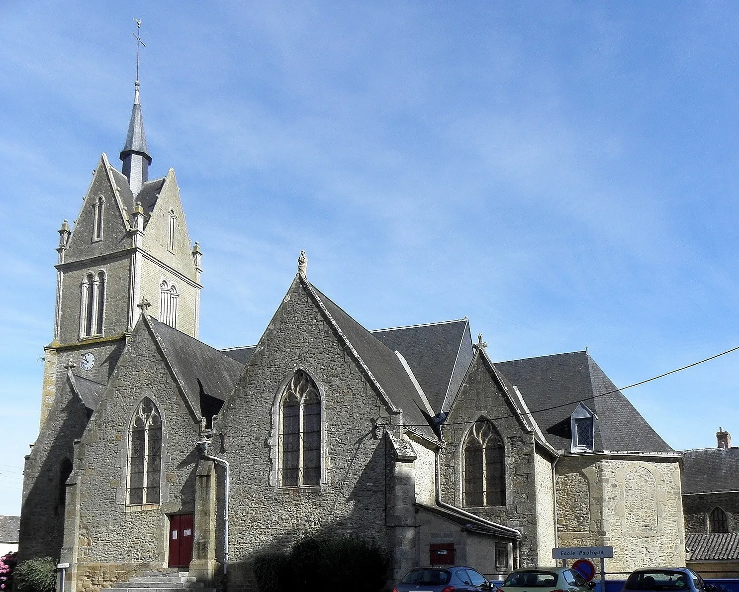 Photo showing: Église de Saint-Pierre-sur-Orthe (53). Vue méridionale.