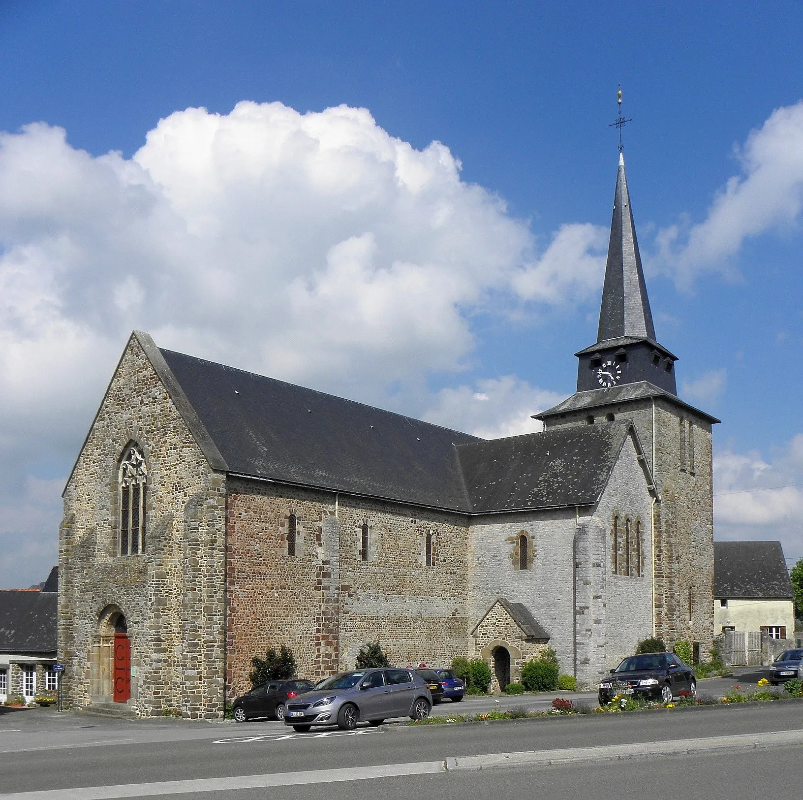 Photo showing: Extérieur de l'église Saint-Laurent de Vaiges (53). Vue méridionale.