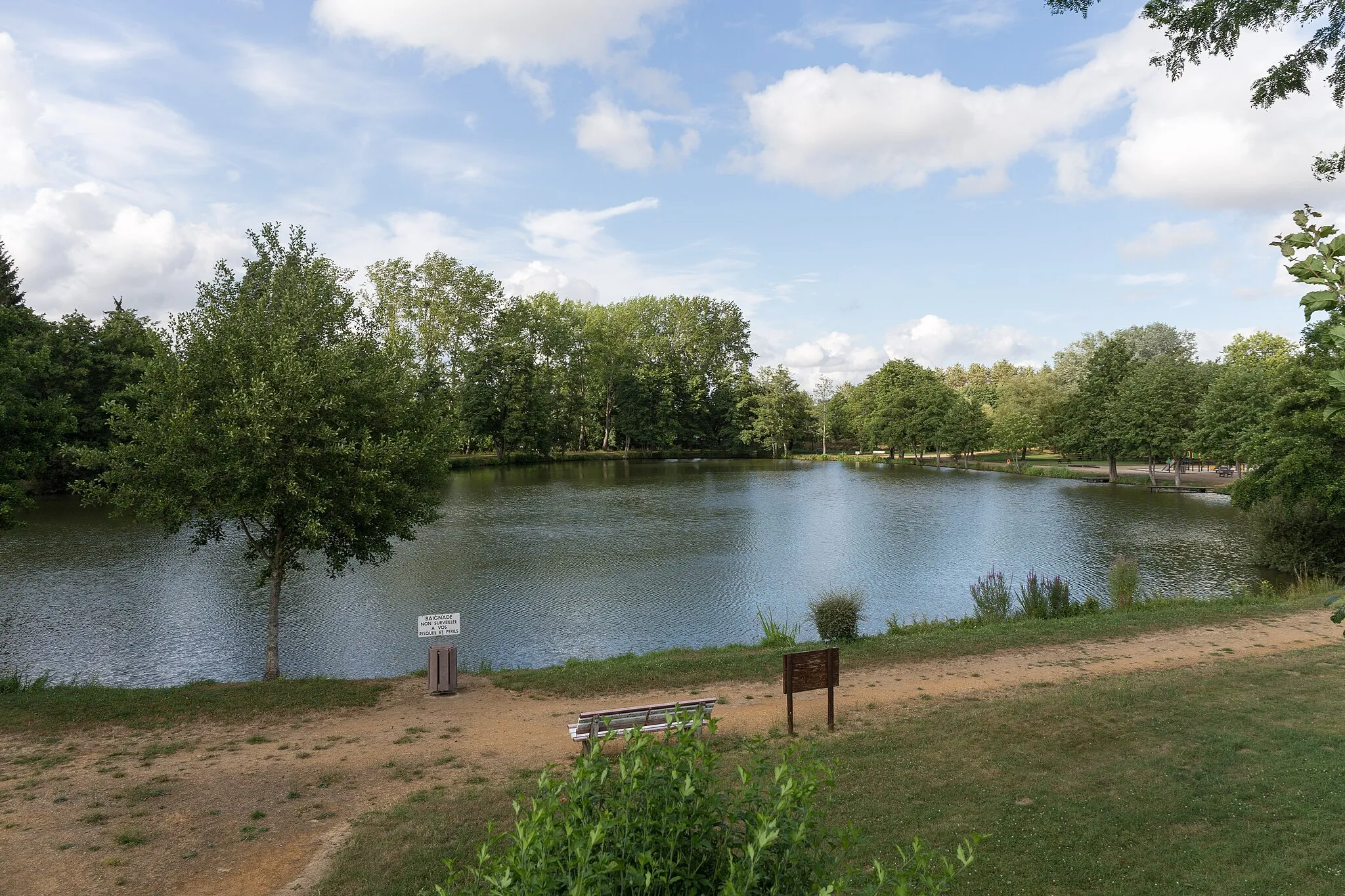 Photo showing: Pond of Saint-Jean-sur-Erve.