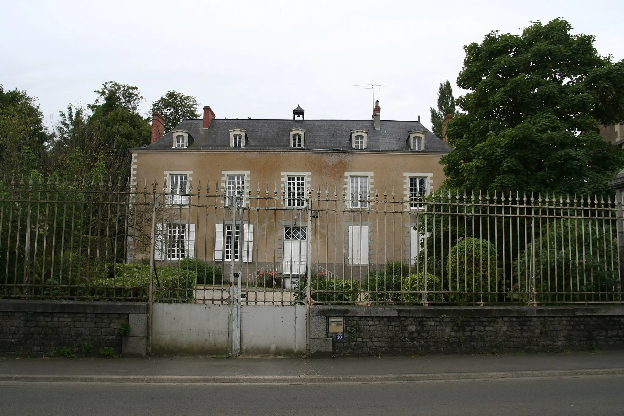 Photo showing: Maison à Soulgé-sur-Ouette.