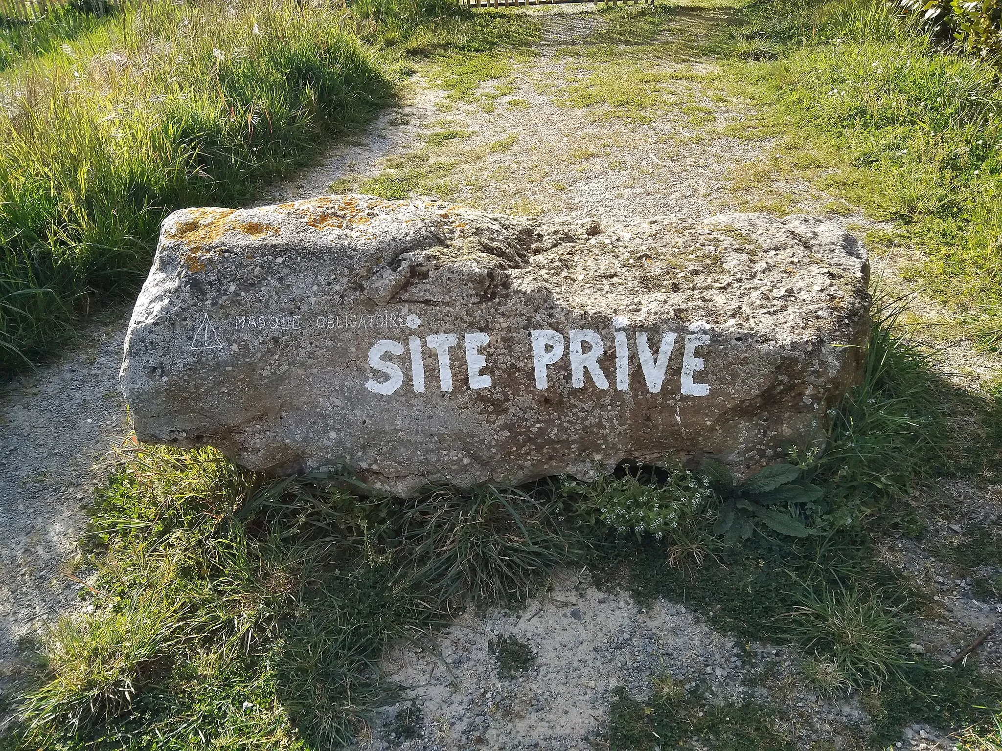 Photo showing: White painted inscription "site privé" ("private site") in front of the windmill of Rairé, Vendée, France.