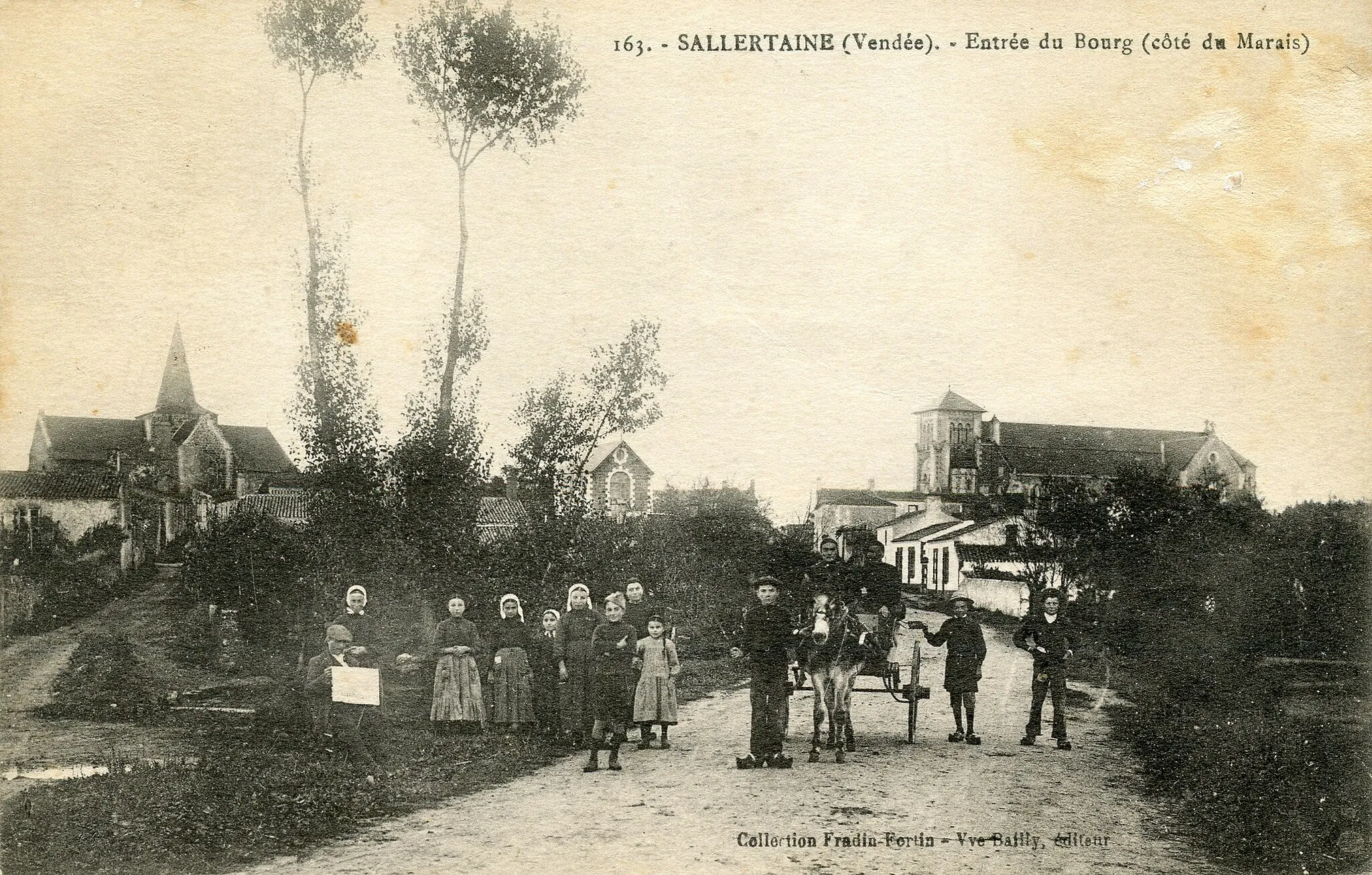 Photo showing: Postcard from Sallertaine, the entrance of the village, in the department of Vendée, in France. View of the borough. Collotype.