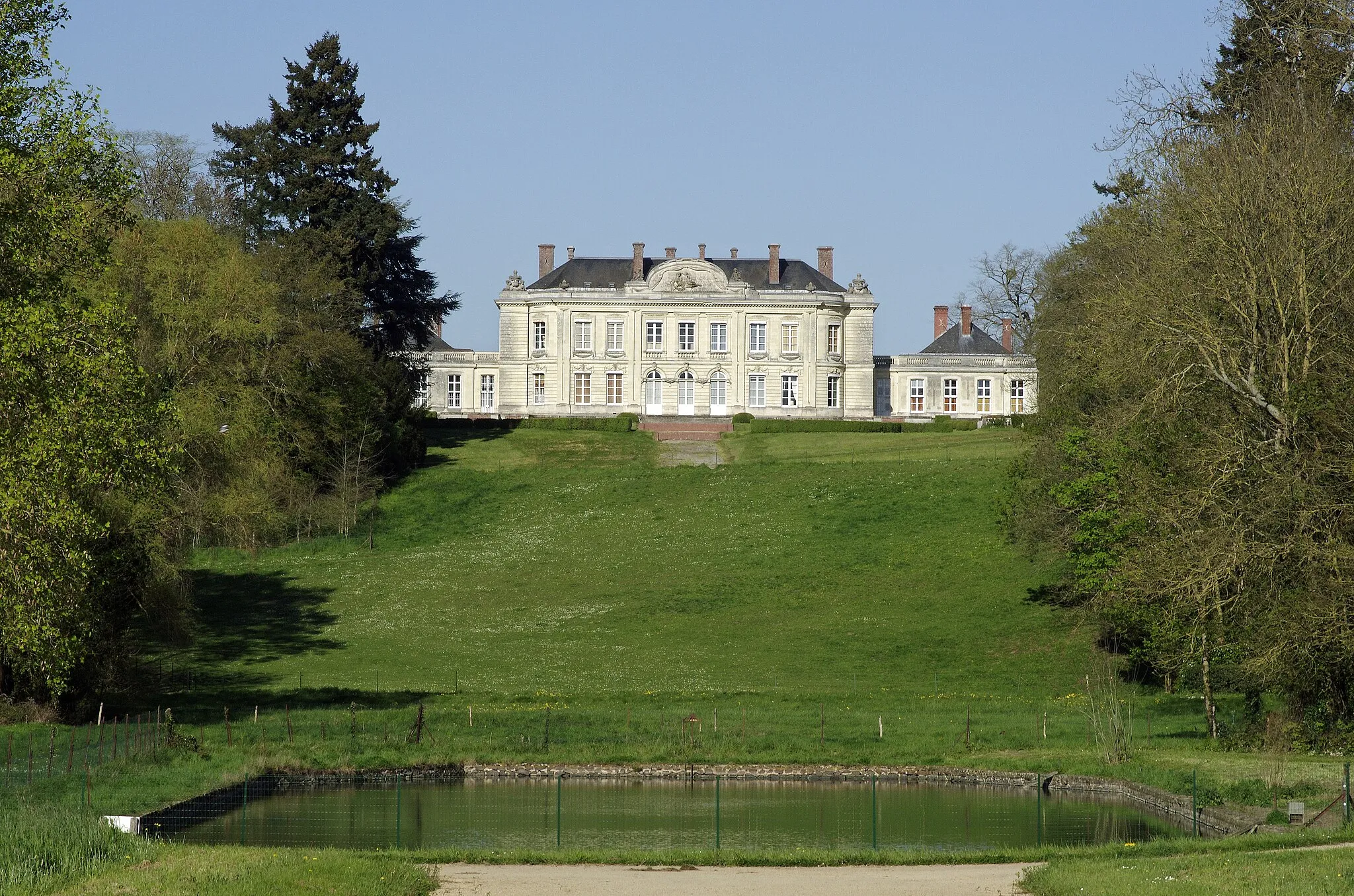 Photo showing: Craon (Mayenne).
Le château.

Le château actuel a été construit, dans un style néo-classique, entre 1773 et 1779 pour Pierre Ambroise de la Forest, marquis d'Armaillé*, baron de Craon, comte de Gonnard et du Puy-de-Fou.
Le château aurait été construit sur les plans de l'architecte et entrepreneur des ouvrages du roi Pierre Pommeyrol (1744-1801), originaire de Juillac en Haute-Garonne, par des maçons limousins et angevins.
Un siècle plus tard le marquis Alain de Champagné (1874-1918) qui en hérite en 1890, fait appel pour le moderniser à trois spécialistes renommés : le parisien Alfred Coulomb (1838-1929) - reconstructeur de 1903 à 1908 de la partie centrale du château des Ormes (Vienne) pour le comte Pierre Gaston Marie Marc de Voyer d'Argenson - son collègue et associé le nantais André-Louis Chauvet et le sculpteur et bronzier d'art Jules-Edouard Visseaux (1854-1934).
En 1837, un paysagiste angevin nommé Chatelain aménage le parc en jardin anglais à la demande du propriétaire Guillaume de Champagné.
Le château a été restauré dans le courant des années 1990.
Afin de conserver son patrimoine, le propriétaire actuel, Louis de Guébriant, a transformé son château en Centre du patrimoine en signant une convention avec l'Etat et les collectivités locales du département de la Mayenne.

Pierre-Ambroise de la Forest d’Armaillé (1734-1805) est né le 2 avril 1734 de François-Pierre d'Armaillé et de Françoise-Thérèse Gaubert qui mourut le 22 octobre 1743. En 1746, il hérite du château médiéval et de la terre de Craon. Pierre-Ambroise, orphelin très jeune, fut mis sous la tutelle de du sénéchal de Craon, Petitot jusqu'à sa majorité. Petitot est connu des tribunaux pour avoir injurié les religieux en public et usurpé un temps la fonction de maire de Craon.
Pierre- Ambroise de La Forest d’Armaillé prend possession de son héritage à l’âge de 19 ans, en 1753, année de son mariage avec Marie-Gabrielle de Mornay-Monchevreul. Ce mariage signe l’alliance de la famille angevine d’Armaillé, avec la vieille noblesse du royaume.
Dix ans plus tard, le marquis recueille la riche succession d’un cousin. Pierre-Ambroise de la Forest marquis d’Armaillé, baron de Craon, de Gohort, du Puy-du-Fou et autres lieux devint alors l’un des plus importants propriétaires fonciers de l’Anjou.
Il partage sa vie entre la chasse sur ses terres et les fêtes à Paris, en « dépensant à la cour les revenus de ses possessions provinciales ». Le marquis d’Armaillé fréquente le salon de la duchesse du Barry et les lieux à la mode comme la Comédie-Française aux Tuileries où il possède une loge.
Le marquis, comme son sénéchal, n'est pas apprécié des habitants de Craon. À la veille de la Révolution, un pamphlet circule à Craon, brossant le portrait d’un « méchant homme [...] Odieux assemblage de luxure et de rapacité ».
En 1773, en mal avec les habitants de Craon, le marquis d’Armaillé qui veut quitter son vieux logis féodal, échange le clos de la Suhardière en la paroisse Saint-Clément contre une terre propriété du collège de Craon sur la colline de Guinefol, pour y construire un château moderne.
Le nouveau château domine la ville et en est séparé par un vaste parc à la française : «Il est impossible d’ignorer ce château construit pour être vu de loin et ne pouvant être approché» écrit dans sa thèse d’histoire de l’art soutenue à Rennes en 2004, Arnaud Bureau.
Pierre-Ambroise de La Forest d’Armaillé épousa, le 6 juillet 1783, Marie de Mornay-Monchevreul. Il se maria en secondes noces à mademoiselle de Moncrif. De son premier mariage il n'eut qu'une fille , qui épousa le 29 mai 1781, François-Timoléon comte de Cossé-Brissac.
La terre de Craon fut confisquée pendant la Révolution et affectée à la treizième cohorte de la Légion d'honneur, puis à la sénatorerie d'Ajaccio. Un décret du 4 juillet 1806 y établit un dépôt d'étalons de première classe qui fut 
maintenu jusqu'en 1815.
incarcéré à Paris en vertu de la loi des suspects du 17 septembre 1793. La chute de Robespierre lui permet d’échapper à la guillotine et il est libéré le 12 octobre 1794. Il décèdera en 1805.
A la première Restauration, la veuve du comte de Cossé-Brissac rentra dans  tous ses biens et termina sa vie à Craon.
En novembre 1828, le comte Arthur de Cossé-Brissac vendit la terre de Craon en plusieurs lots.  Le château, avec son parc, fut acheté, pour la somme de 146 000 francs, par le comte Guillaume de Champagné-Giffart (1766-1831), époux de Marie de Bonneval.

www.chateaudecraon.fr/le-chateau/histoire/