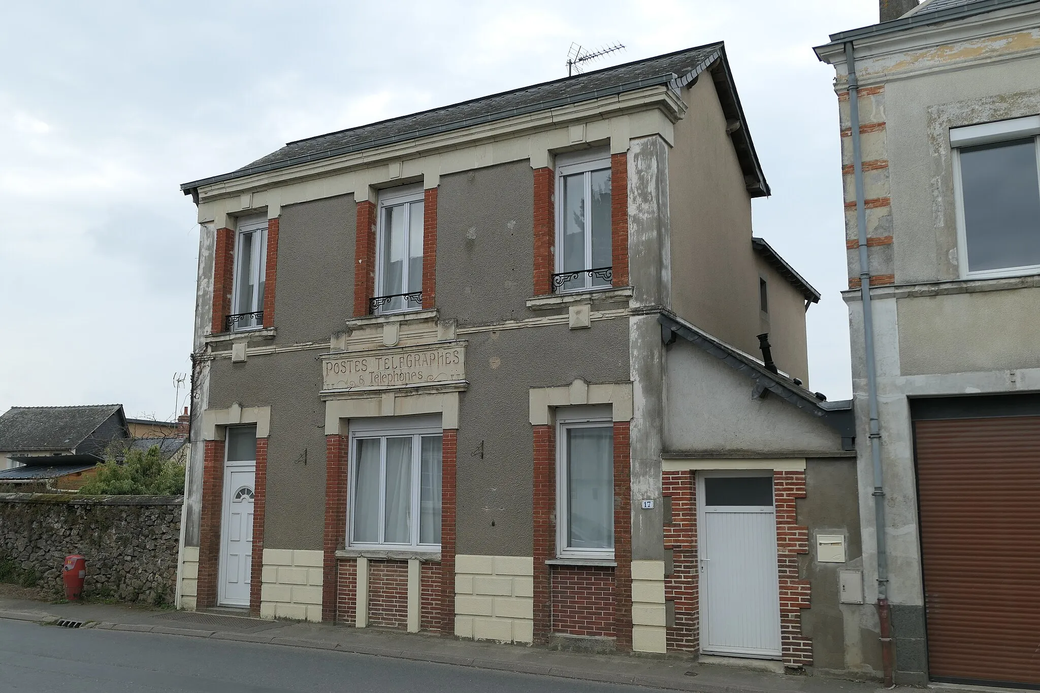 Photo showing: Former post office, 17 Charles de Gaulle street, in Villiers-Charlemagne (Mayenne, France)