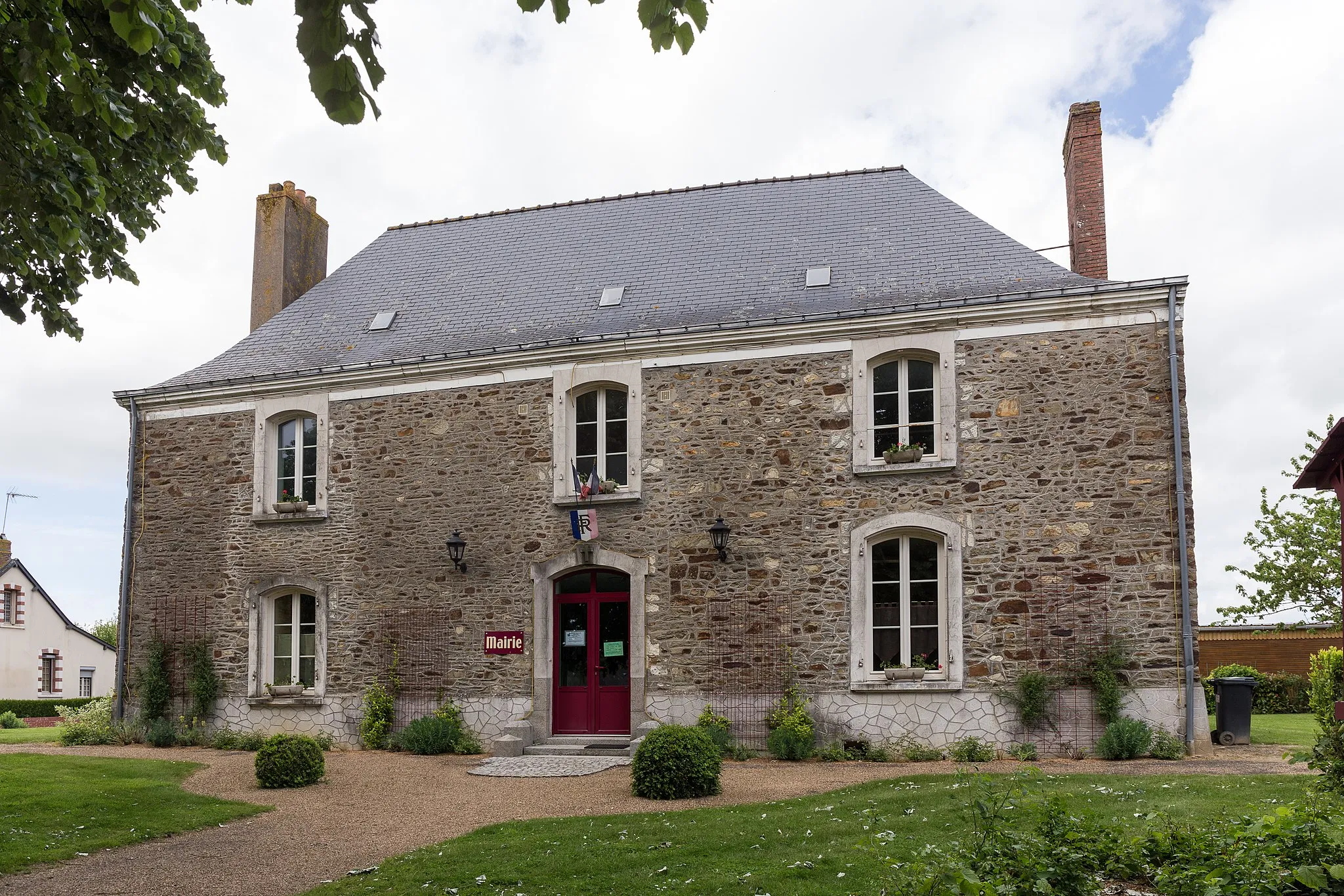 Photo showing: Town hall of Peuton.