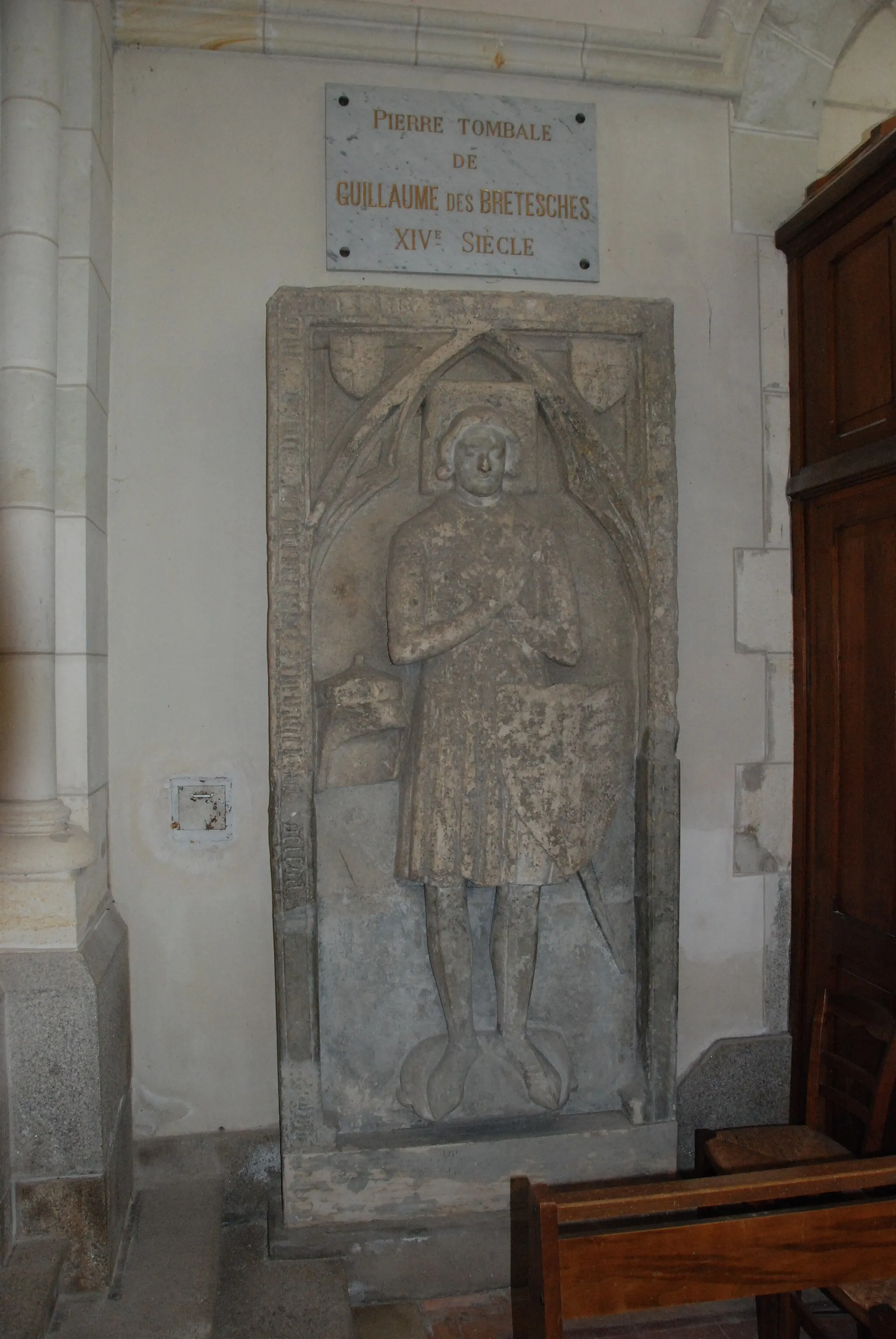 Photo showing: Plaque tombale de Guillaume des Bretesches