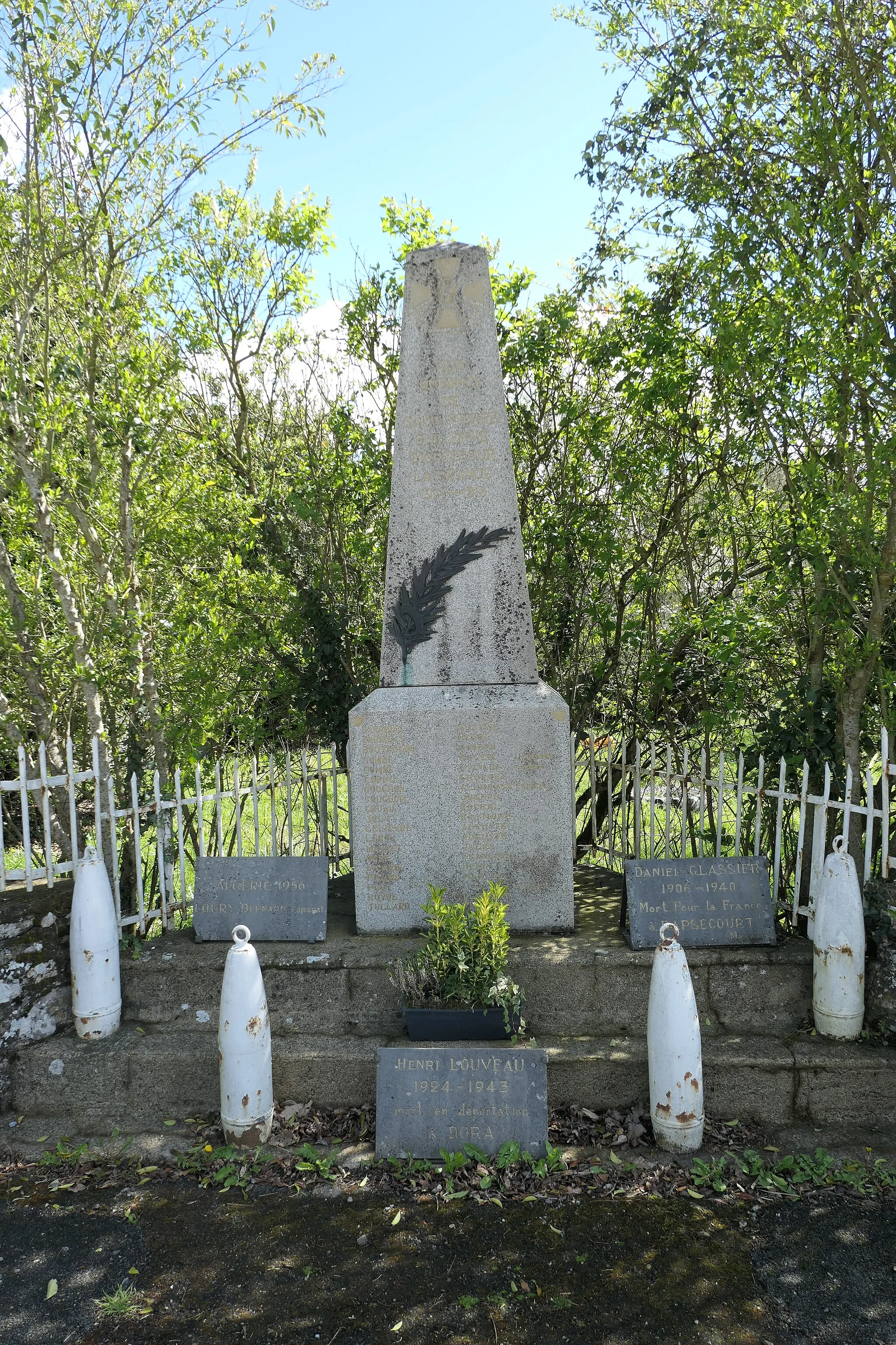 Photo showing: War memorial of Saint-Pierre-sur-Erve (Mayenne, France)