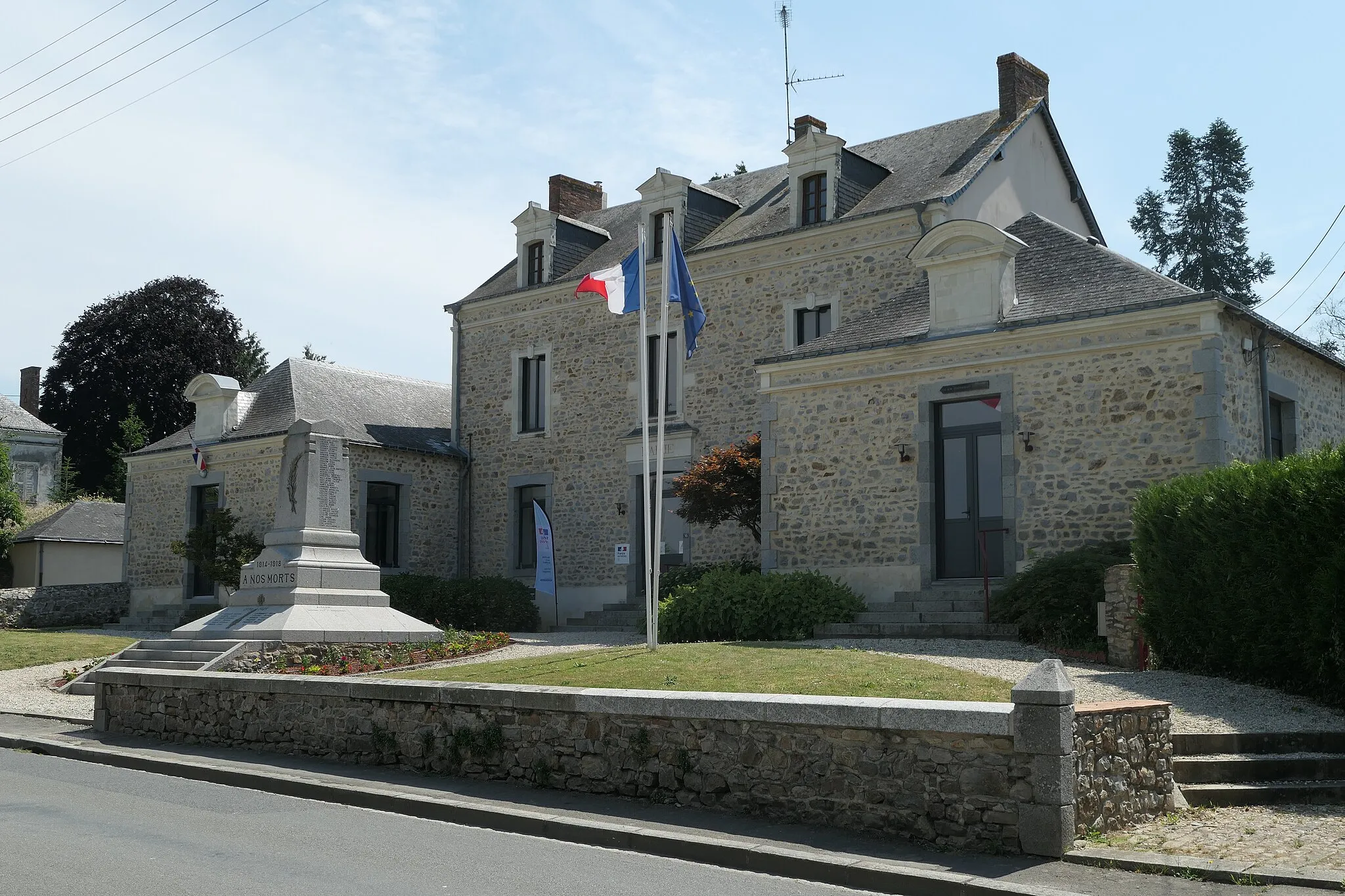 Photo showing: Town hall and war memorial of Andouillé (Mayenne, France)