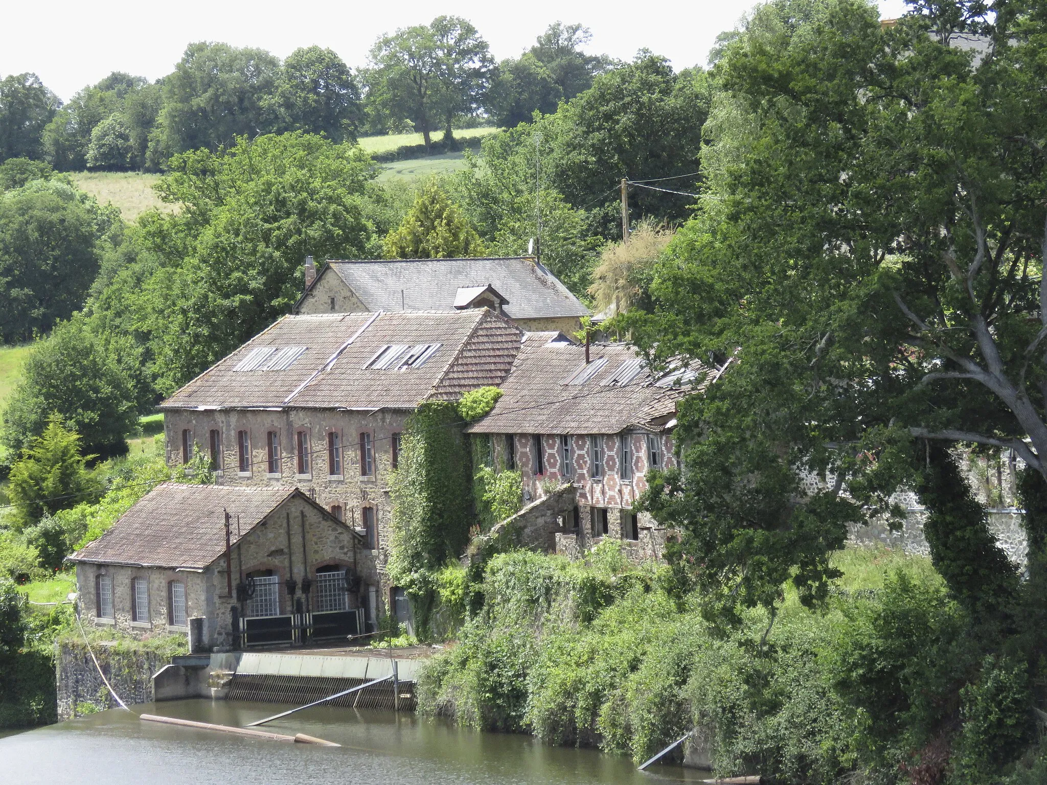 Photo showing: Andouillé - Usine de Rochefort, batiment en aval