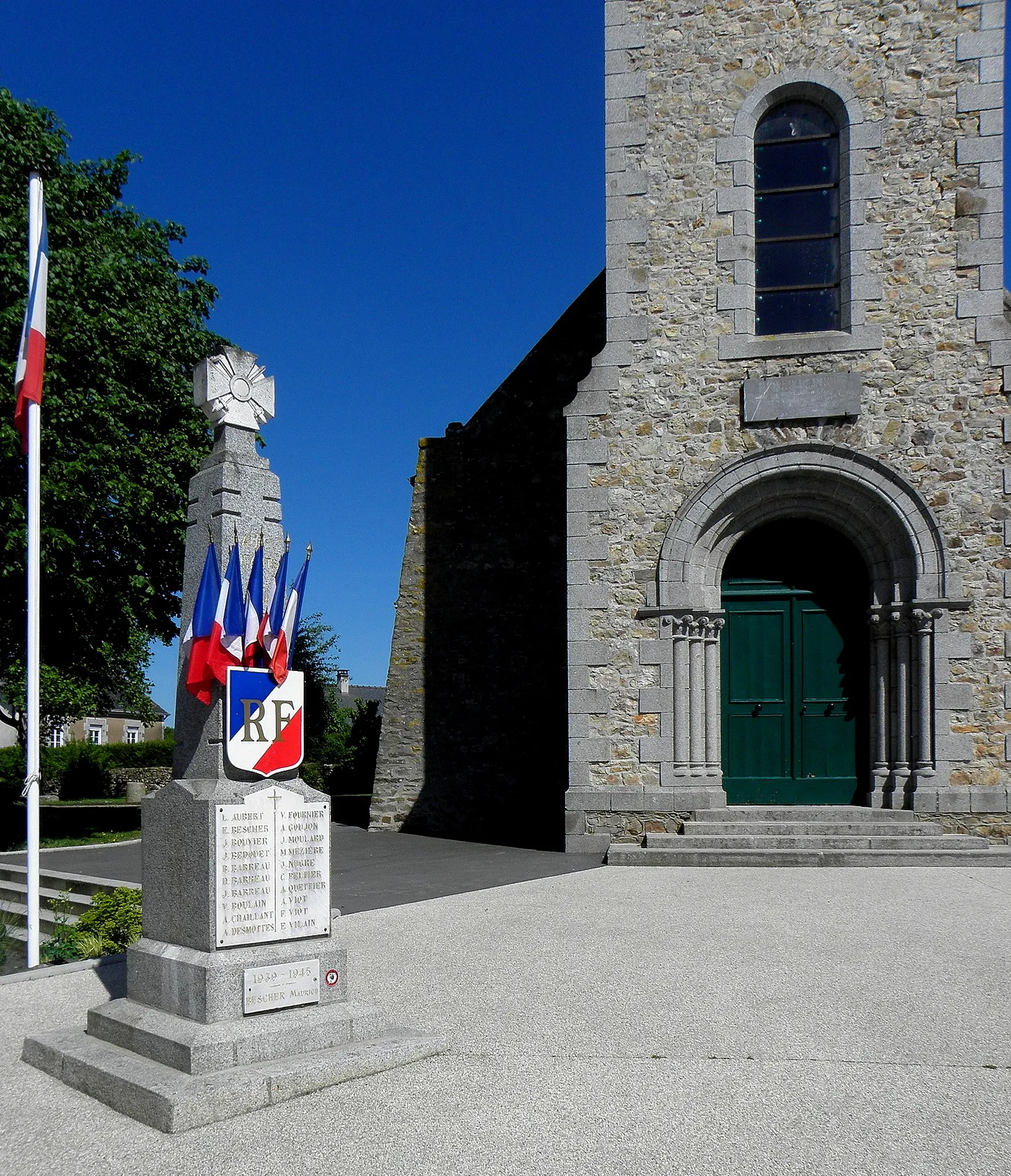 Photo showing: Monument aux morts de Chalons-du-Maine (53).