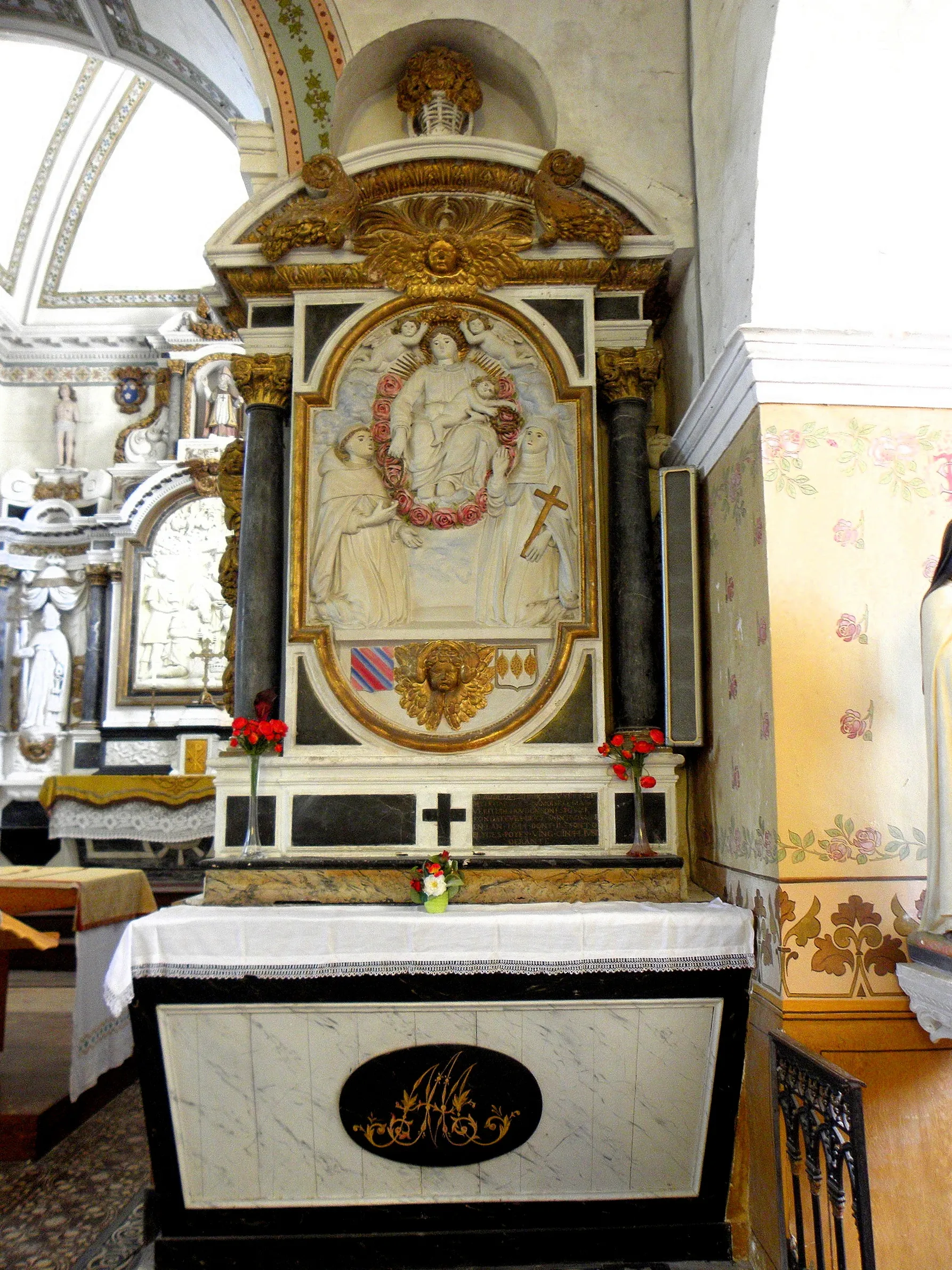 Photo showing: Église Saint-Pierre de Chalons-du-Maine (53). Retable du Rosaire.